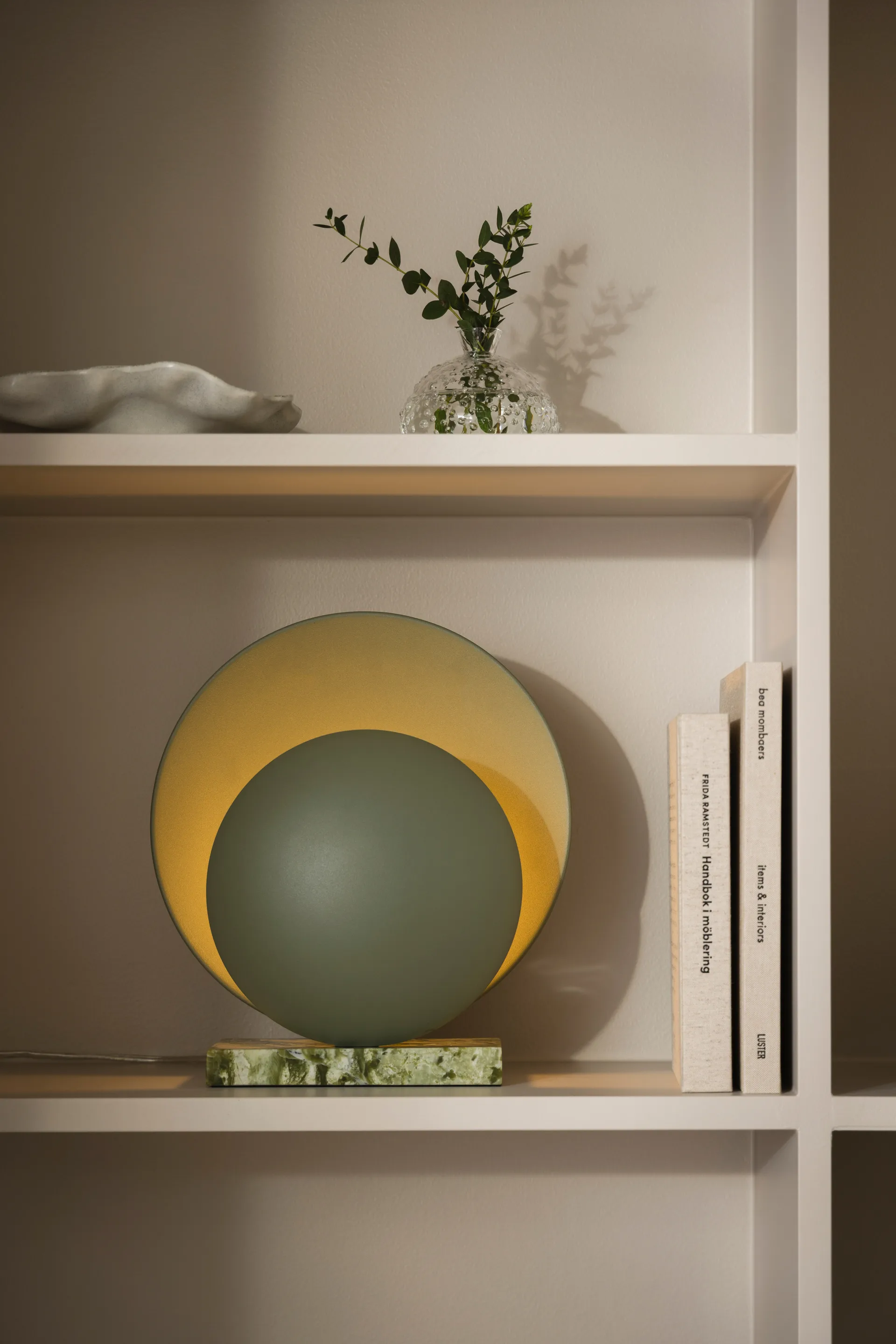Lámpara de mesa Orbit, Verde musgo Globen Lighting
