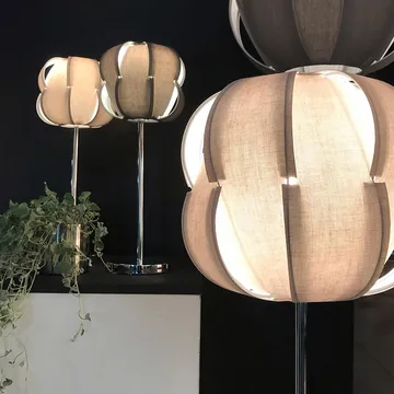 Lámpara de mesa Pavot 25 - Beige, base de cromo - Globen Lighting