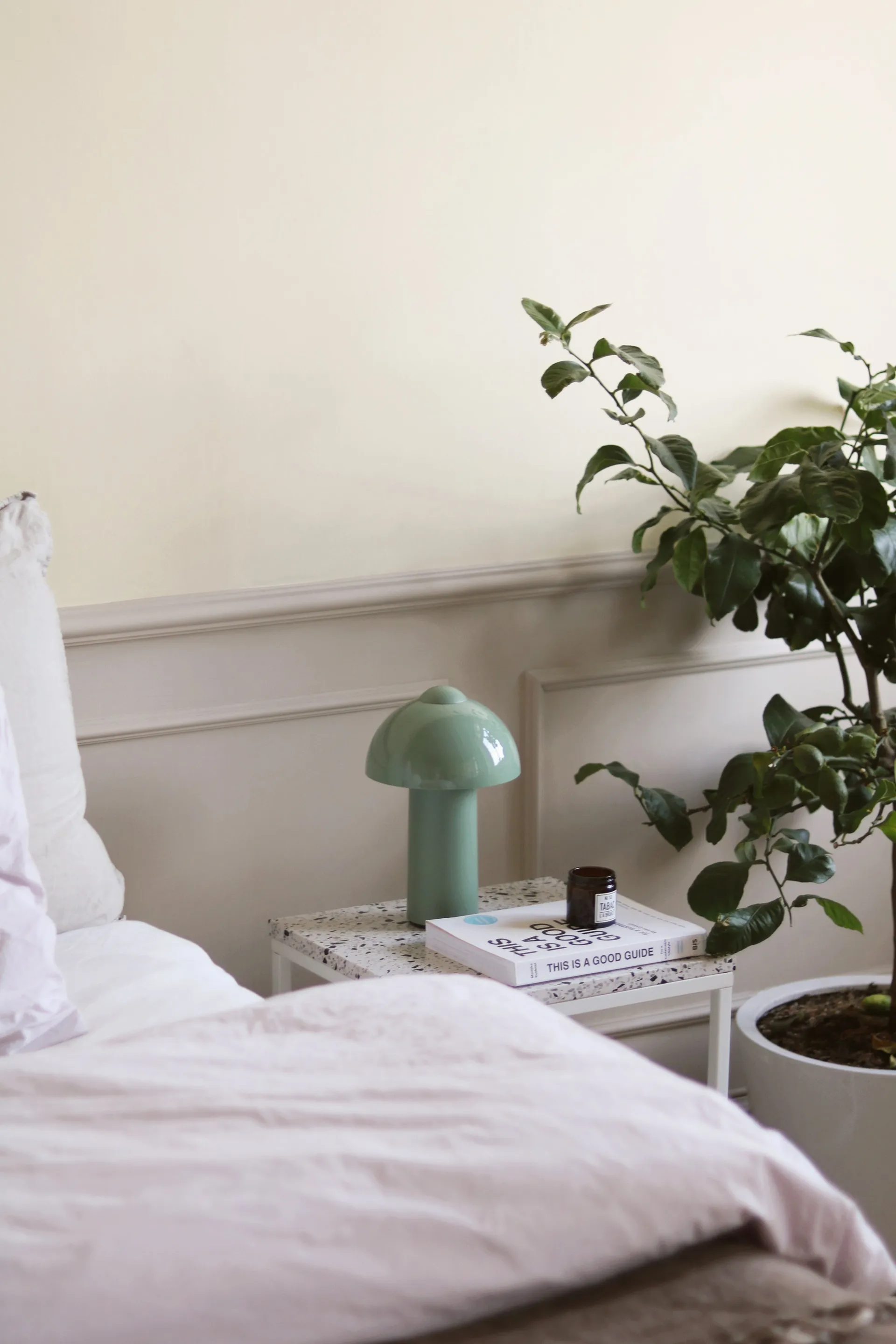 Lámpara de mesa portátil Buddy, Verde Globen Lighting