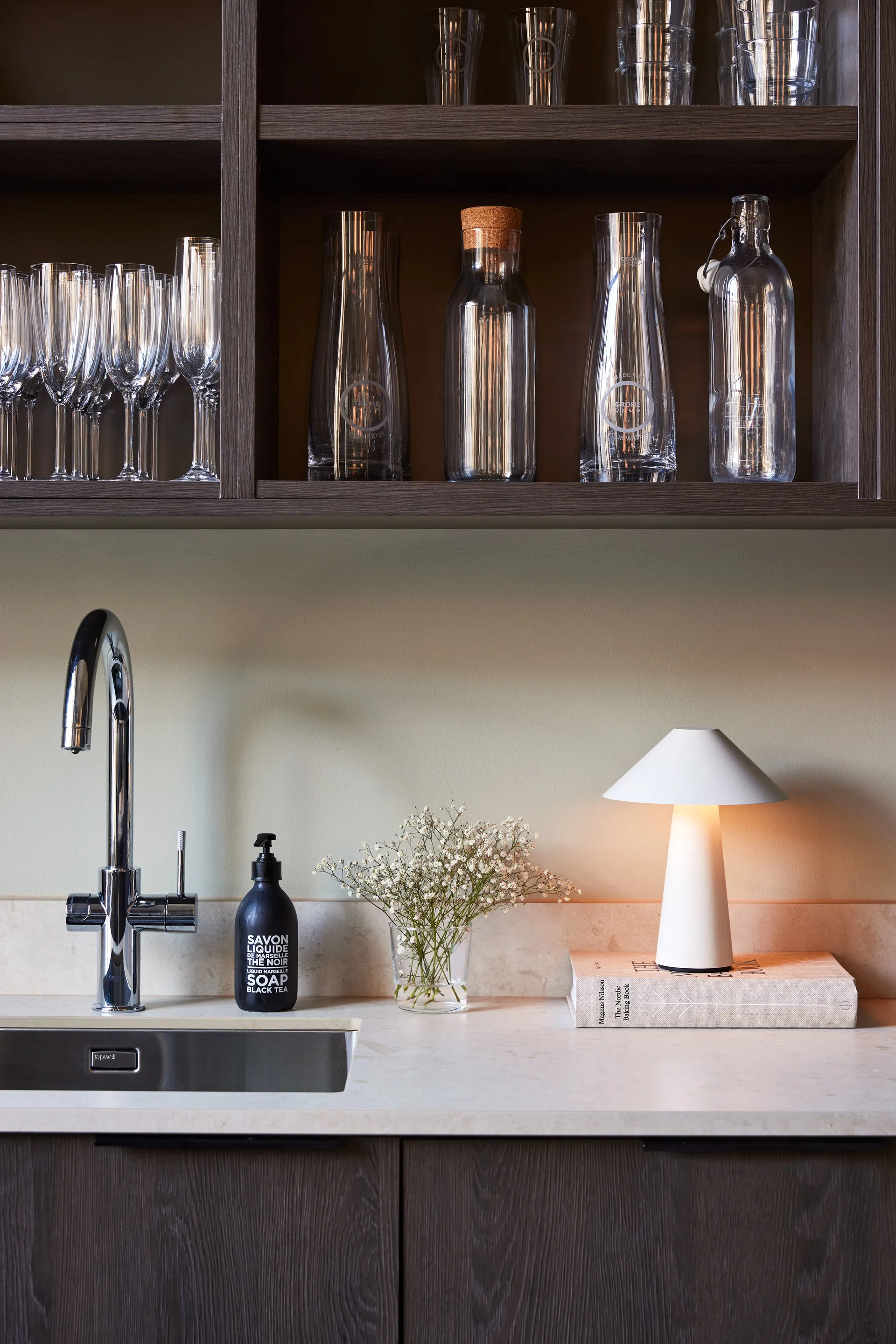 Lámpara de mesa portátil Cannes, Blanco Globen Lighting