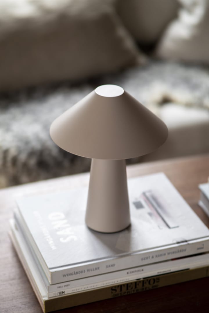 Lámpara de mesa portátil Cannes, Mud Globen Lighting
