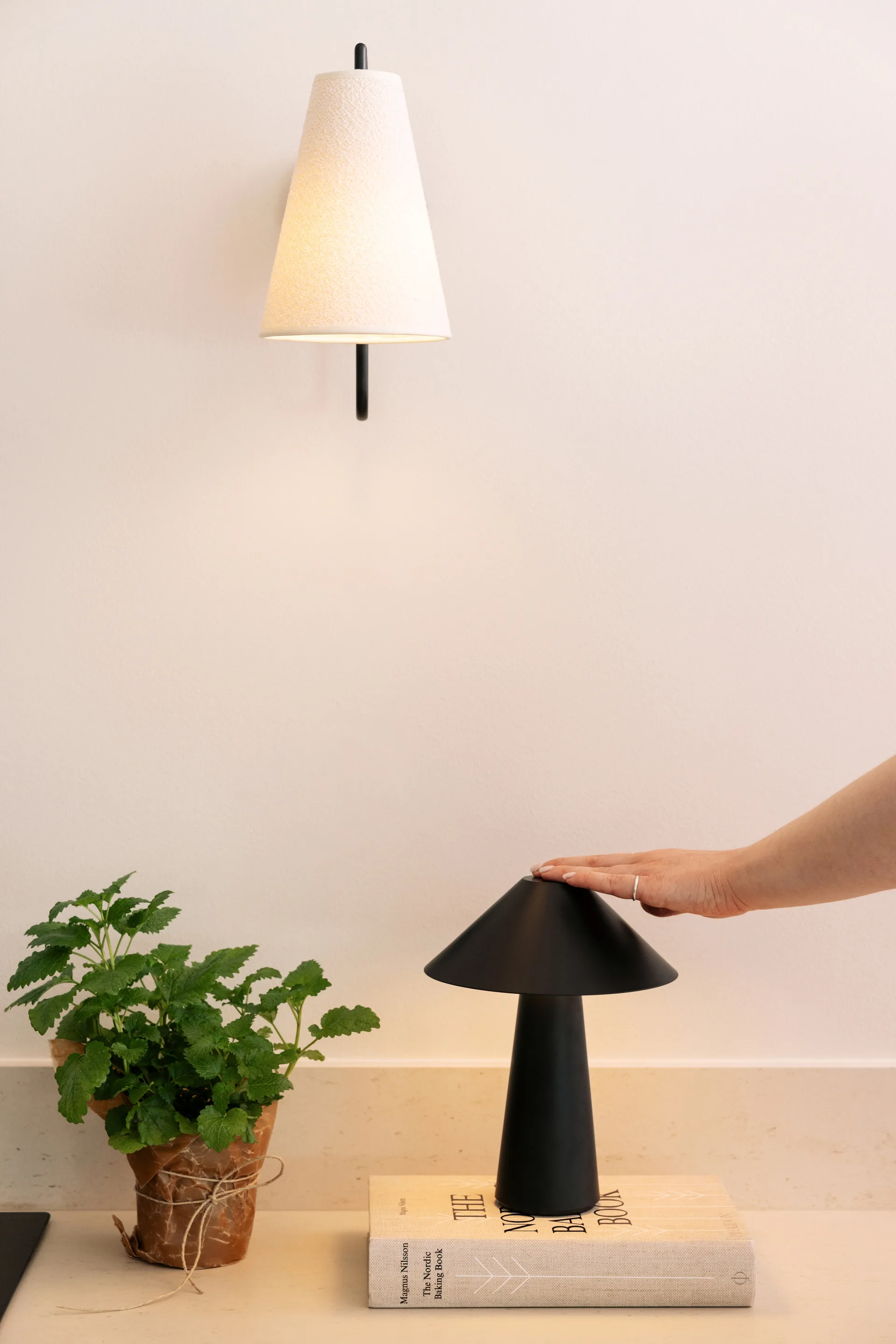 Lámpara de mesa portátil Cannes, Negro Globen Lighting