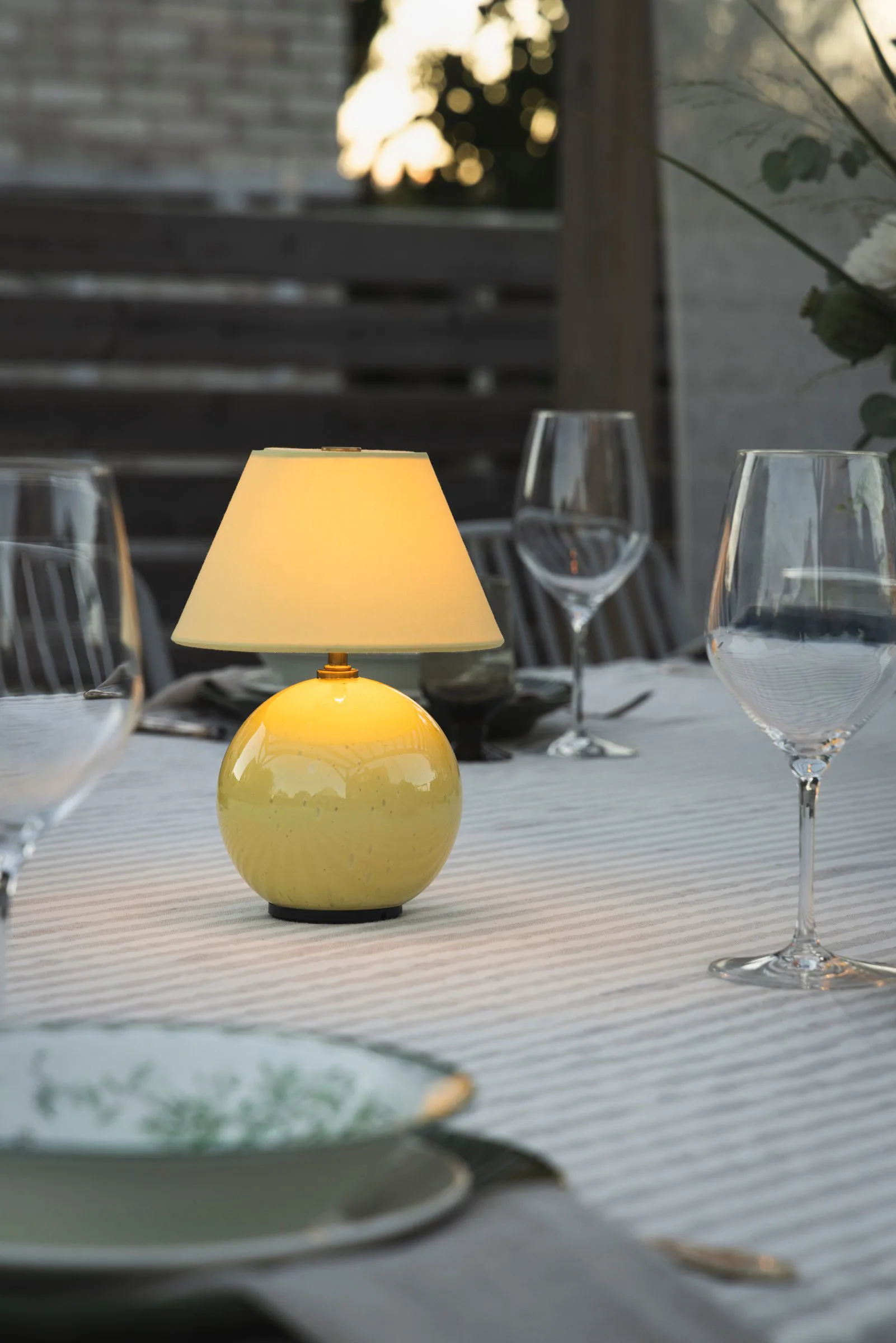 Lámpara de mesa portátil Iris 16, Amarillo mantequilla Globen Lighting