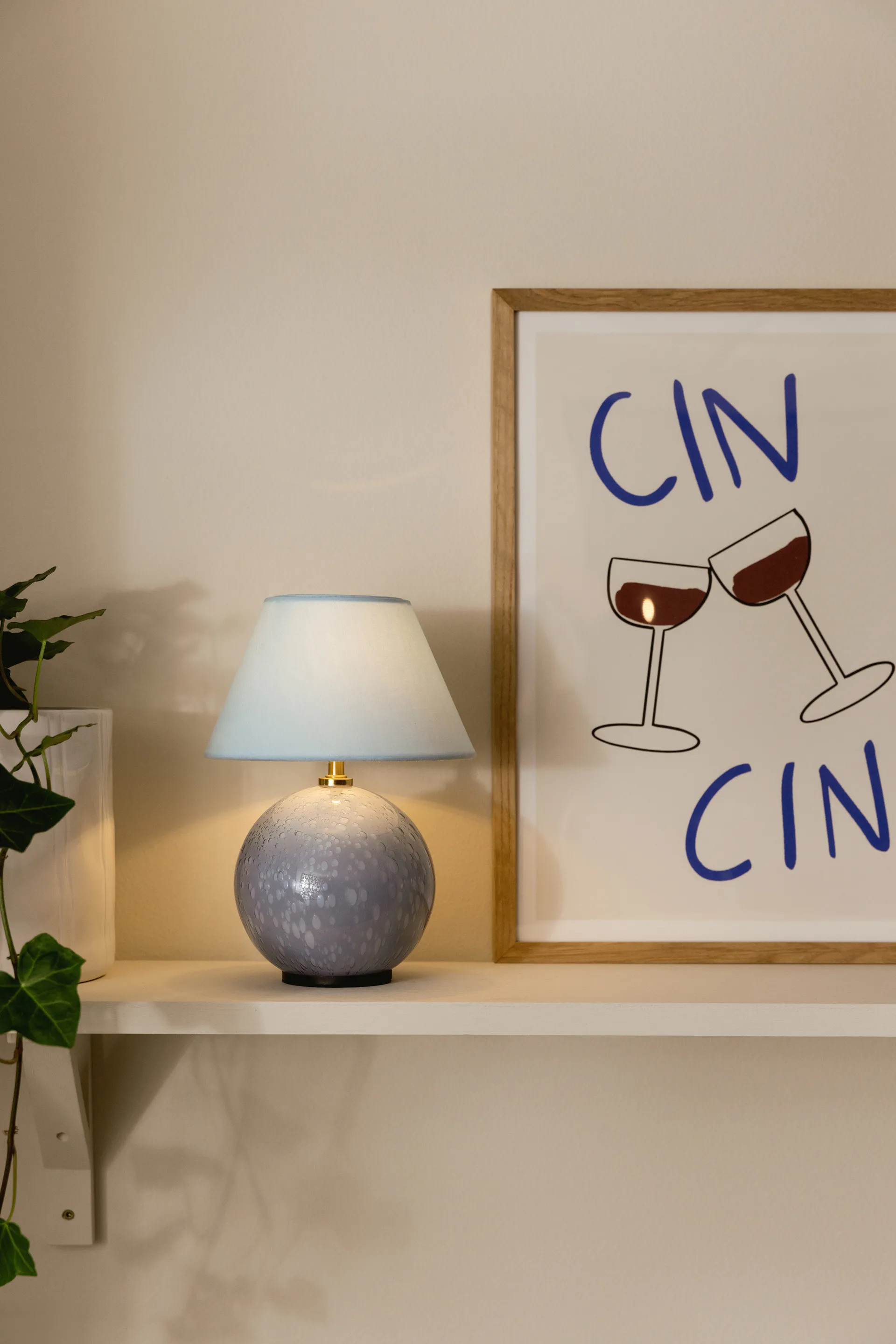 Lámpara de mesa portátil Iris 16, Azul paloma Globen Lighting