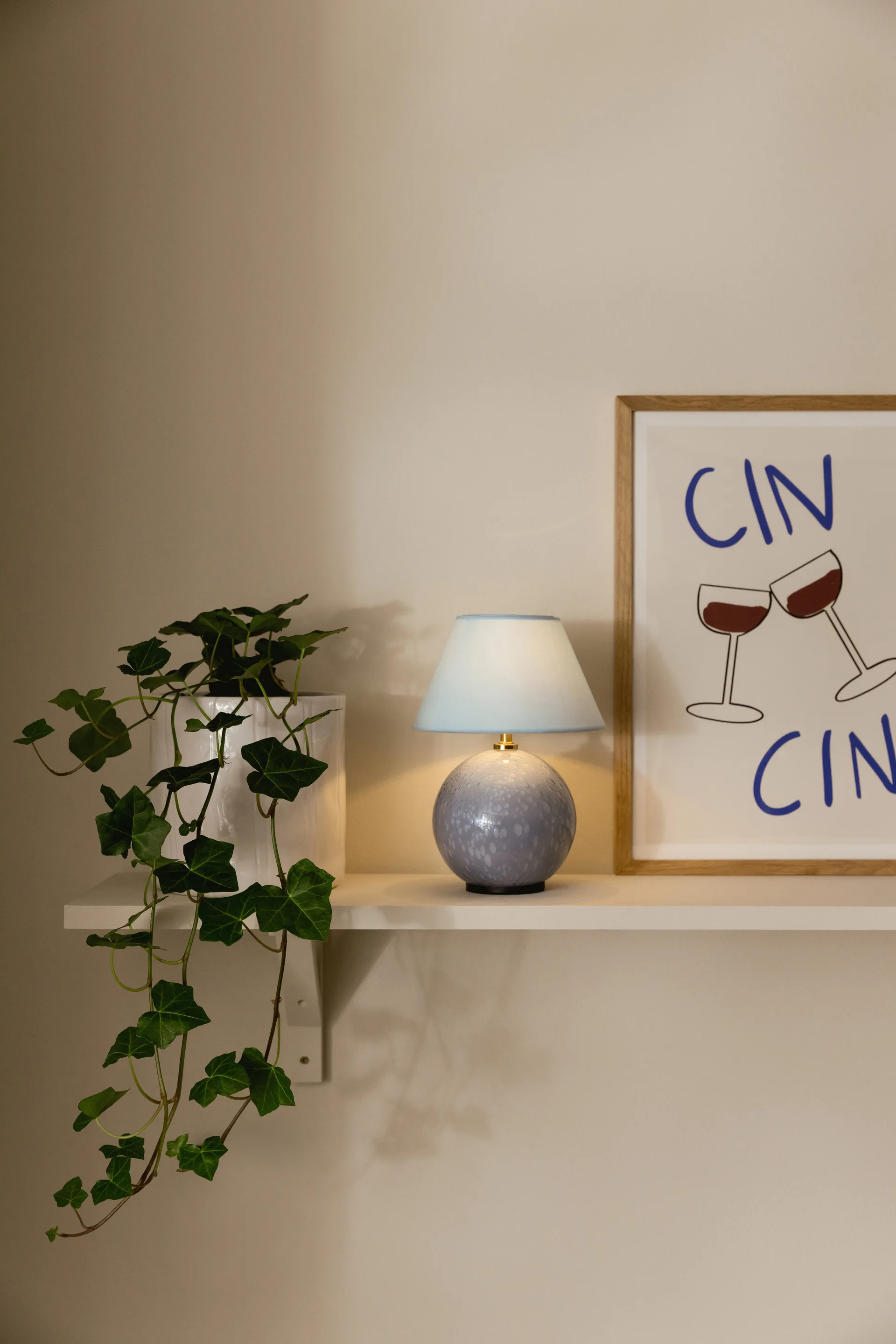 Lámpara de mesa portátil Iris 16, Azul paloma Globen Lighting