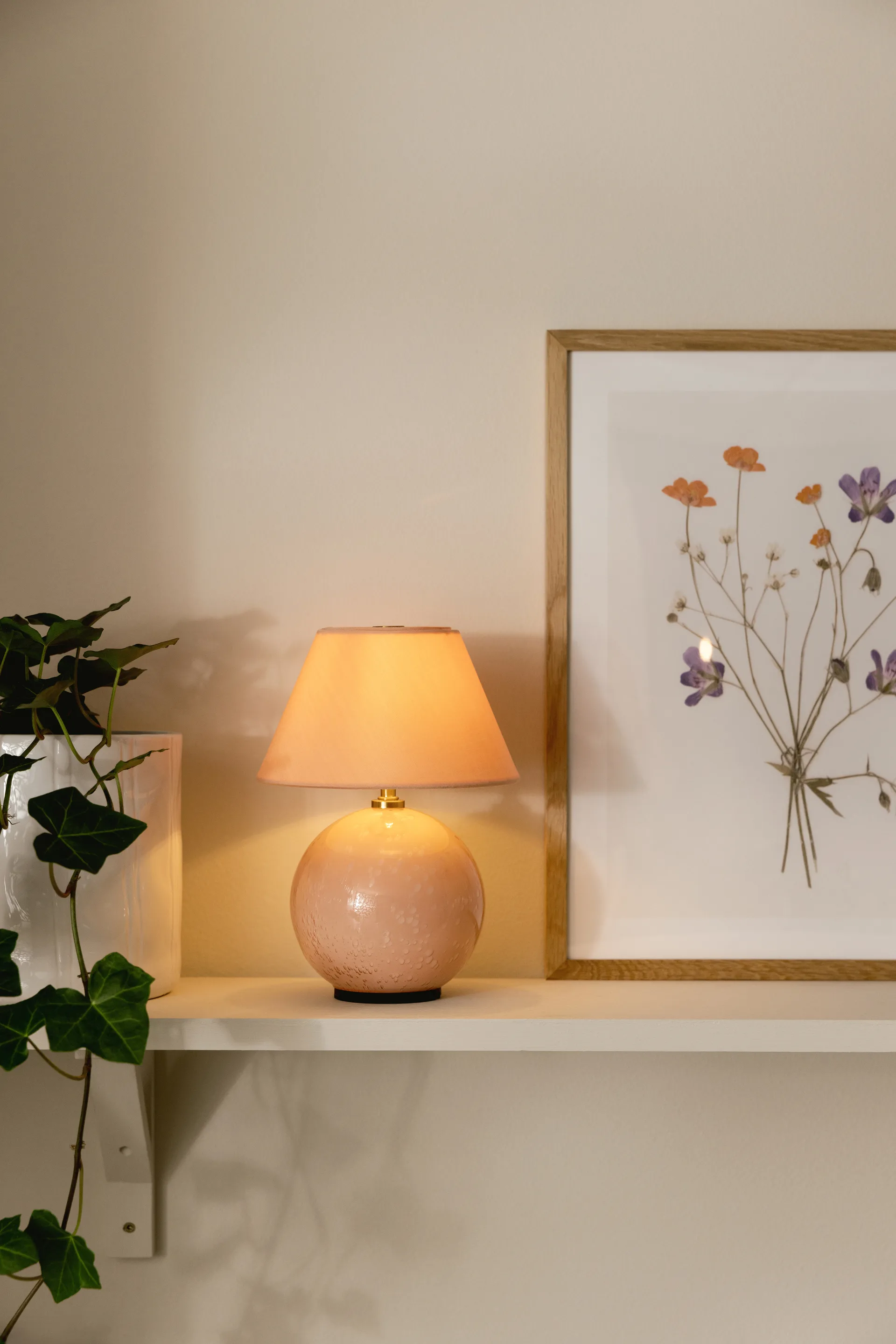 Lámpara de mesa portátil Iris 16, Blush Globen Lighting