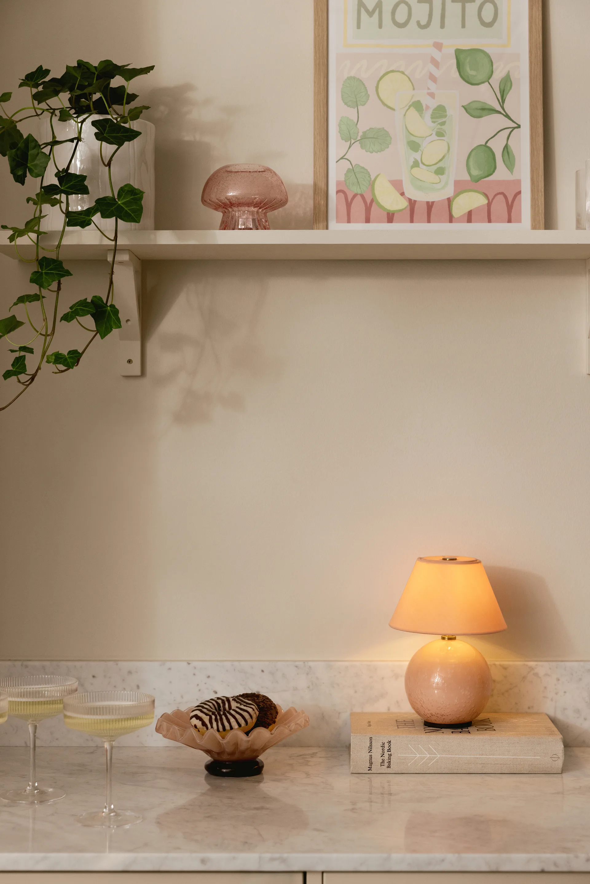 Lámpara de mesa portátil Iris 16, Blush Globen Lighting