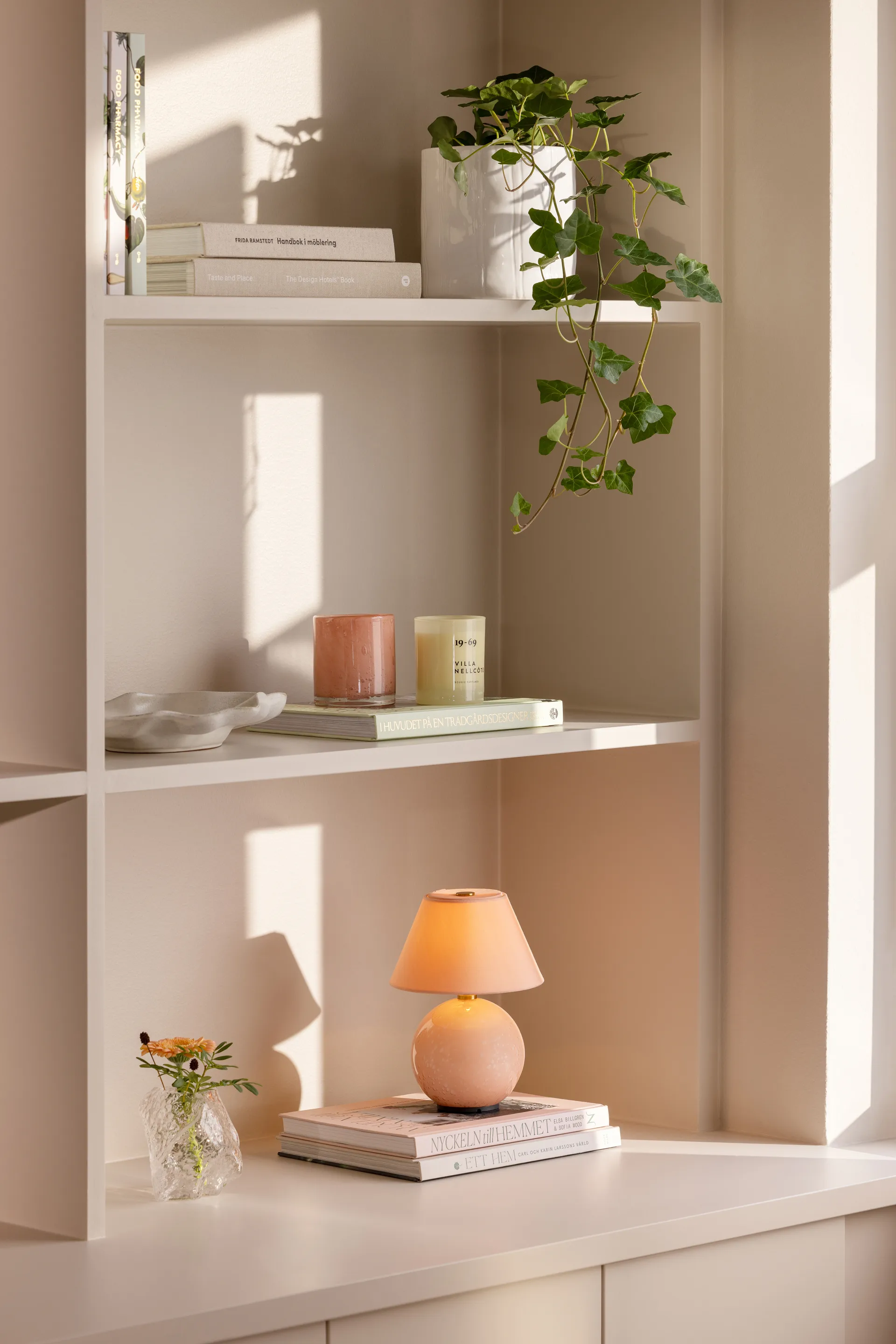 Lámpara de mesa portátil Iris 16, Blush Globen Lighting