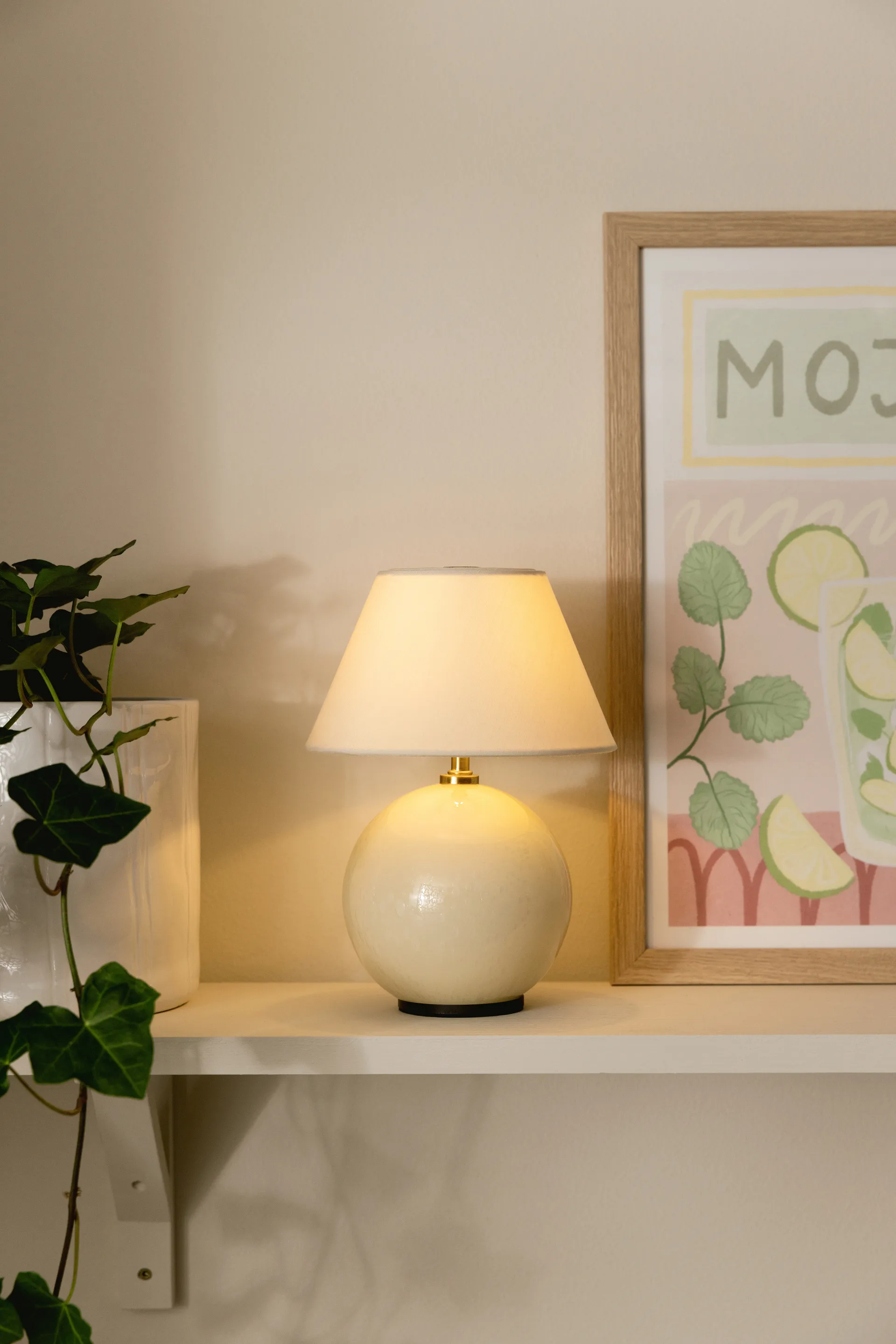 Lámpara de mesa portátil Iris 16, Crema Globen Lighting