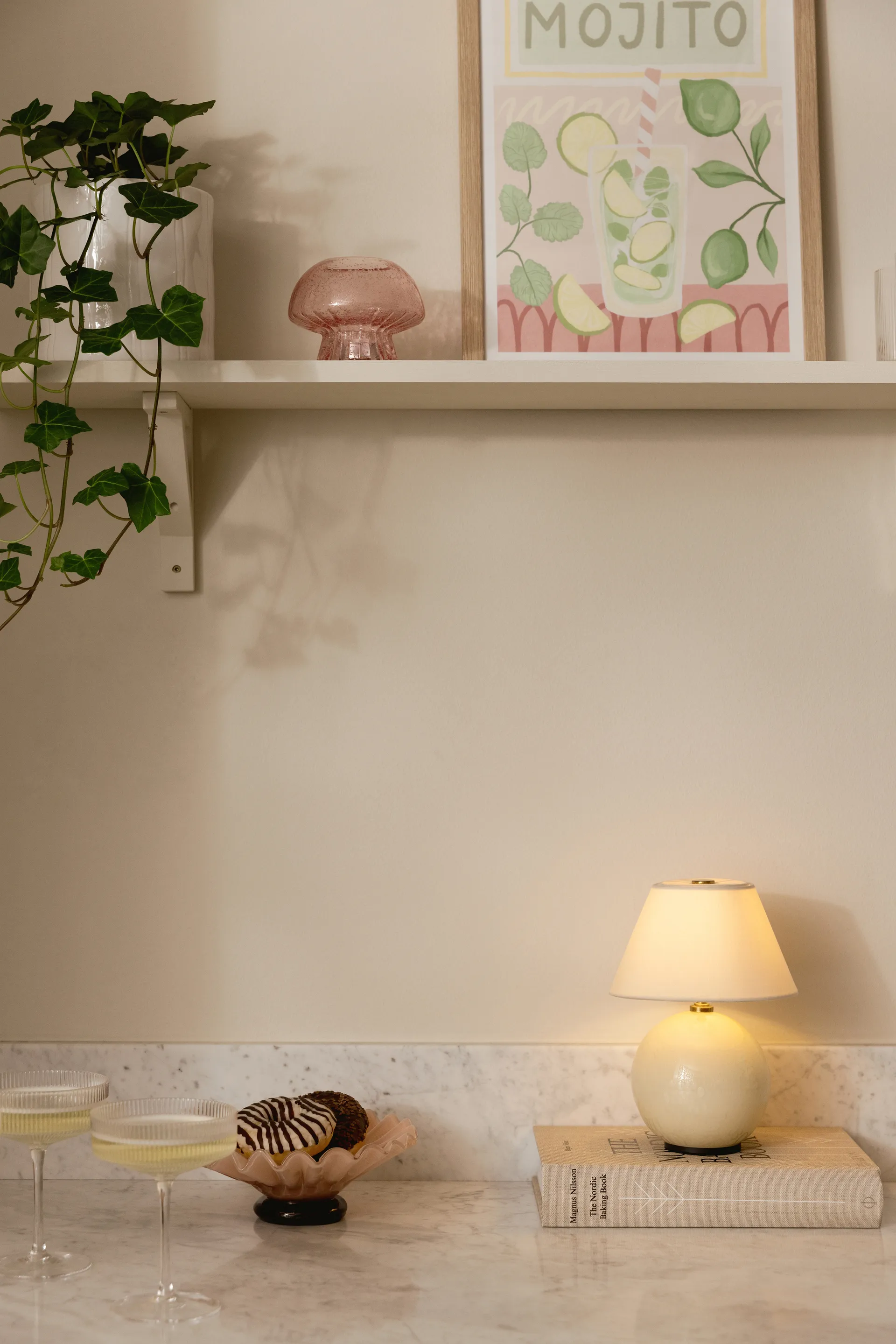 Lámpara de mesa portátil Iris 16, Crema Globen Lighting