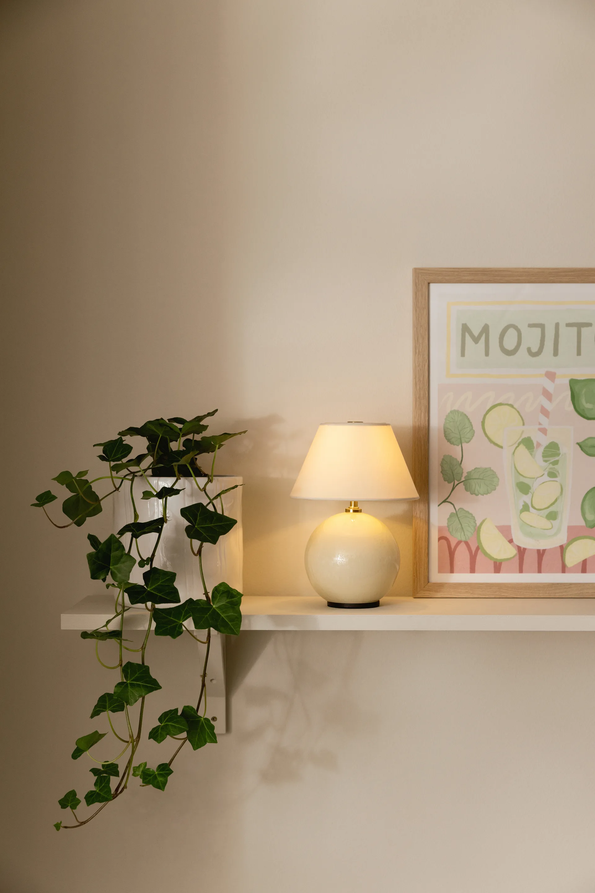 Lámpara de mesa portátil Iris 16, Crema Globen Lighting