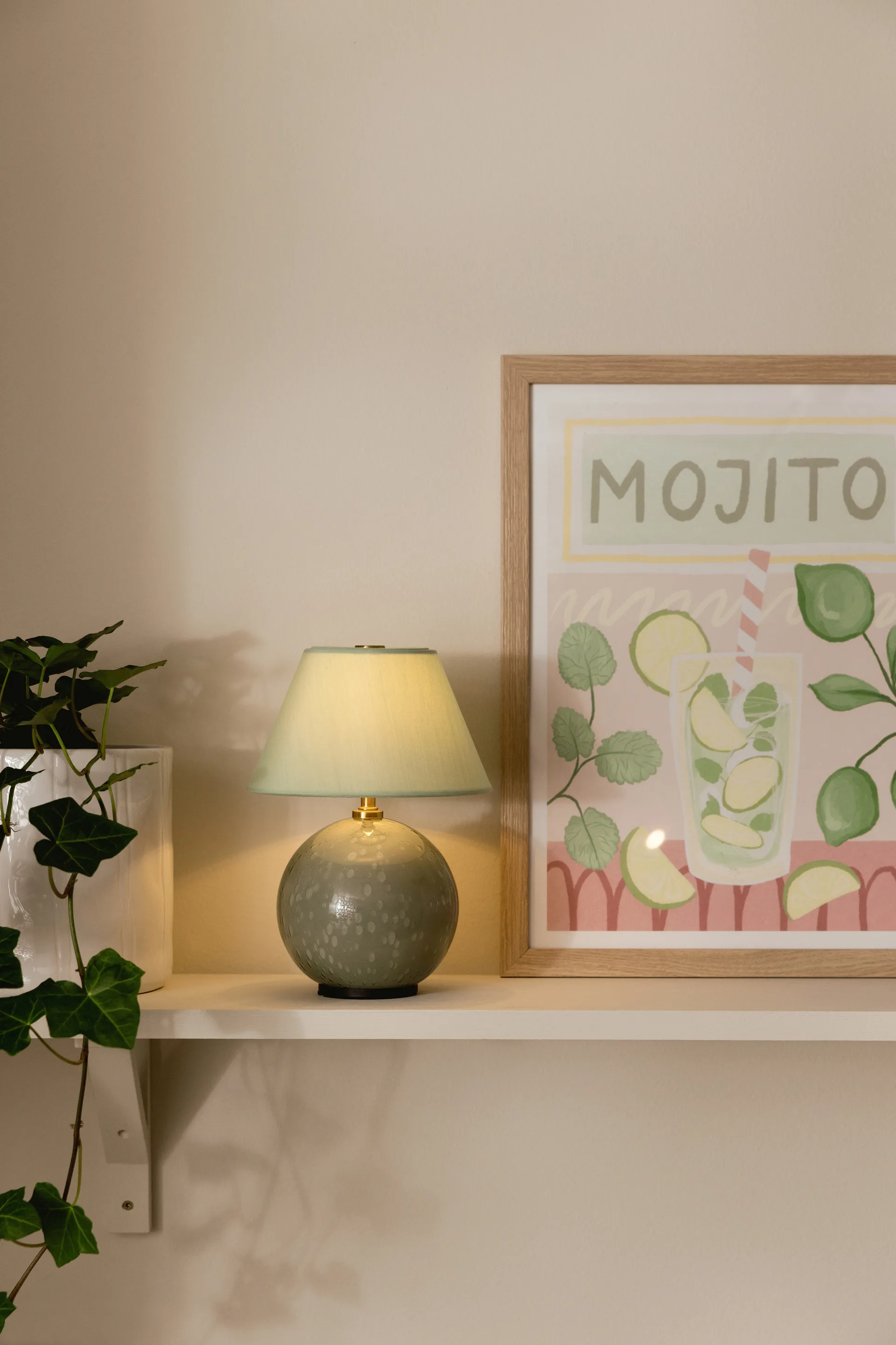 Lámpara de mesa portátil Iris 16, Verde Globen Lighting