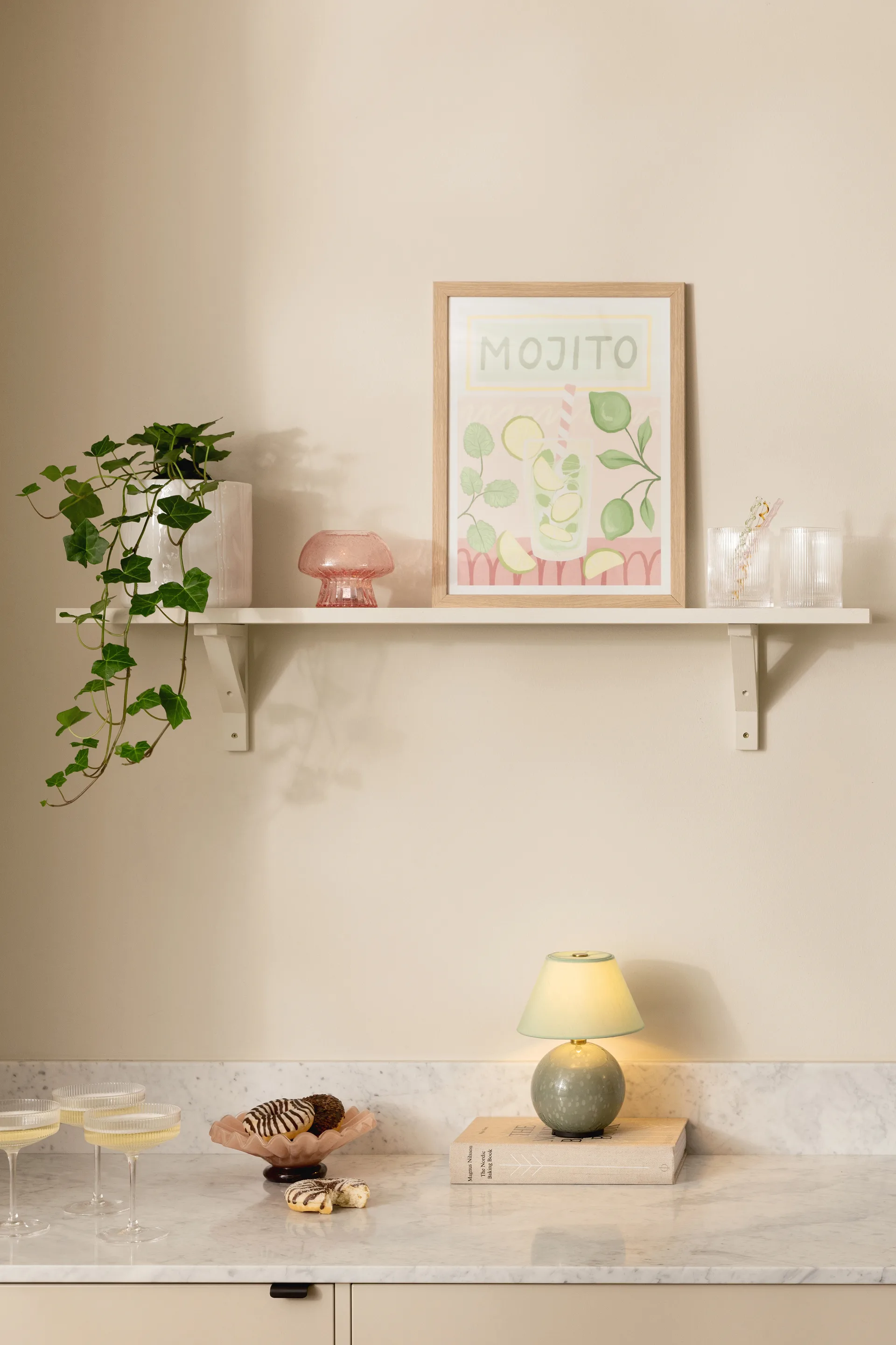 Lámpara de mesa portátil Iris 16, Verde Globen Lighting