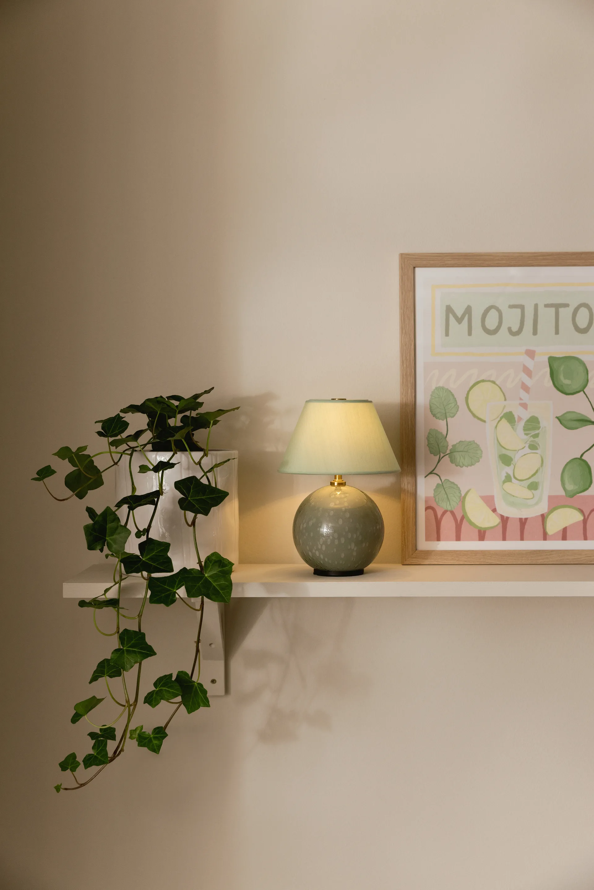 Lámpara de mesa portátil Iris 16, Verde Globen Lighting