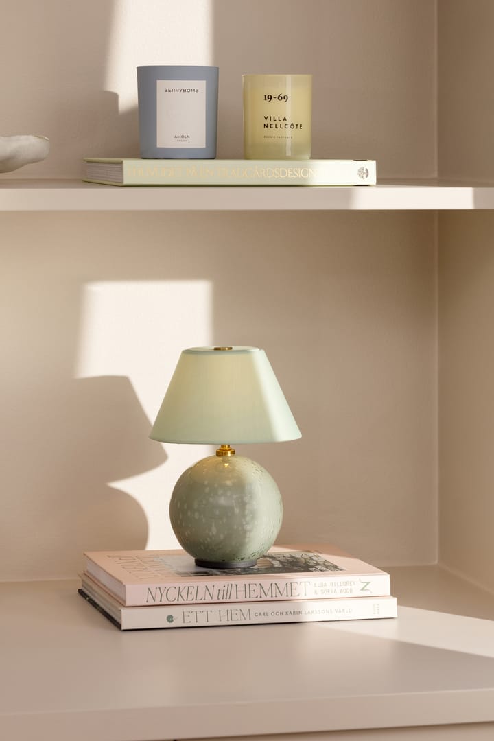 Lámpara de mesa portátil Iris 16 , Verde Globen Lighting
