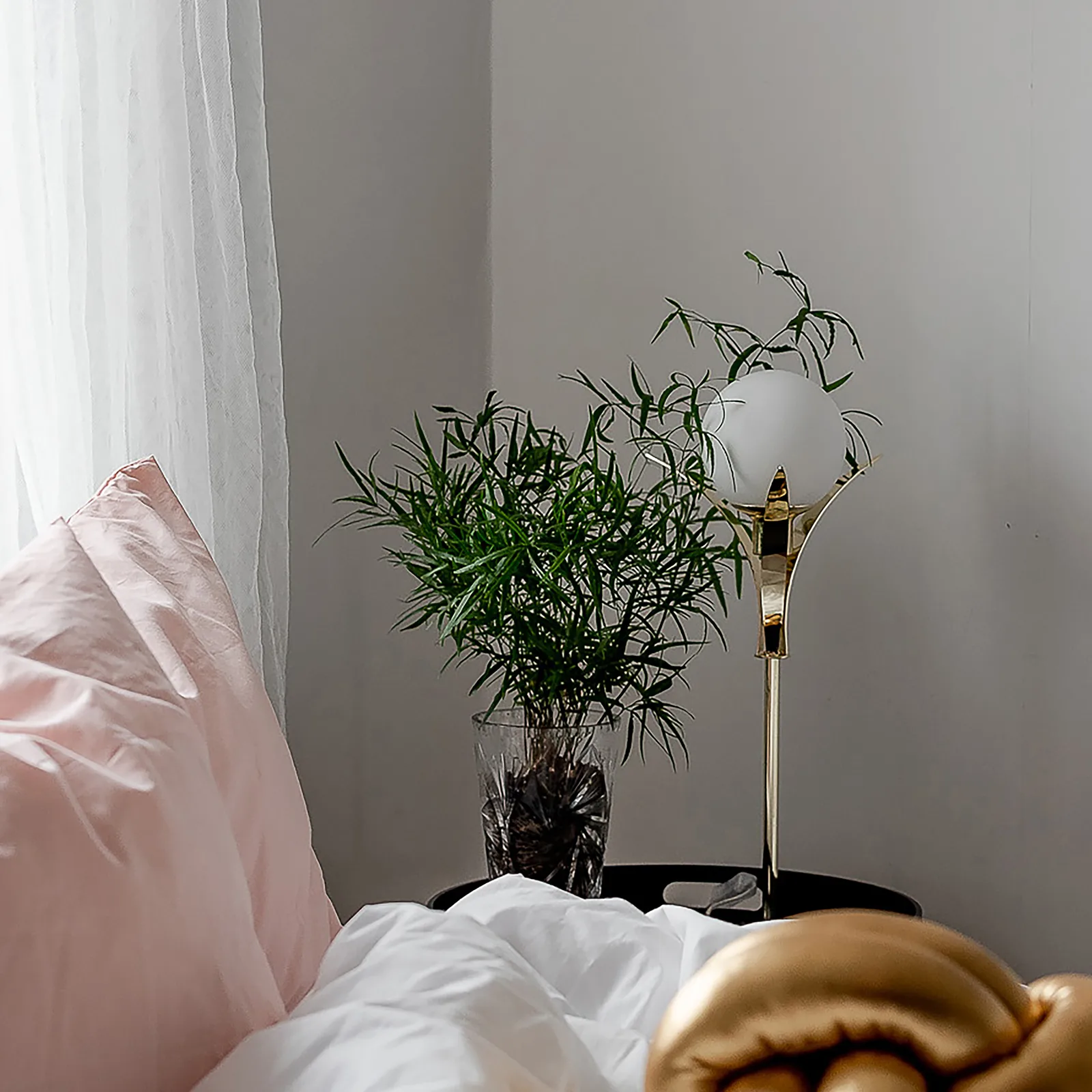 Lámpara de mesa Savoy alta, latón Globen Lighting