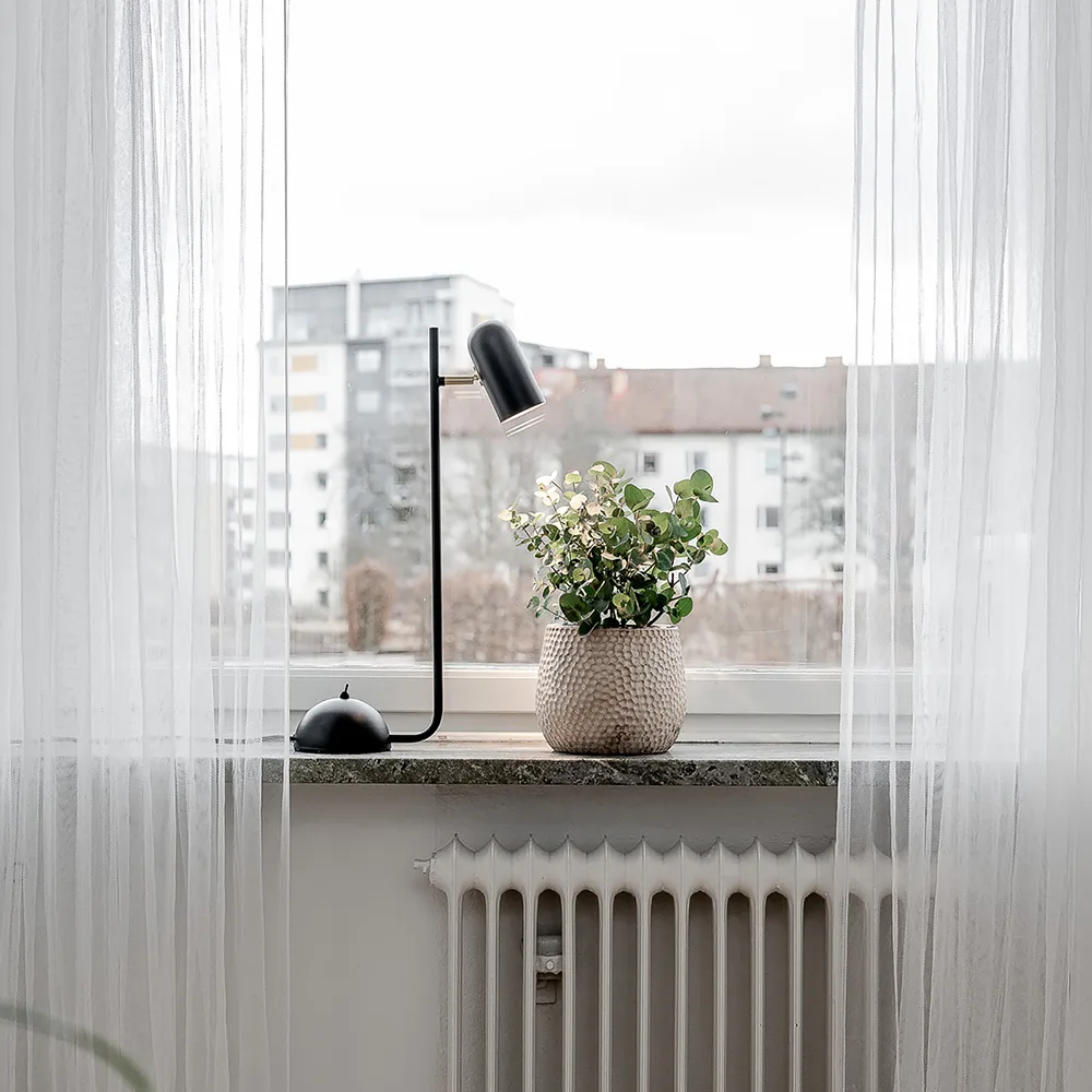 Lámpara de mesa Swan, negro Globen Lighting