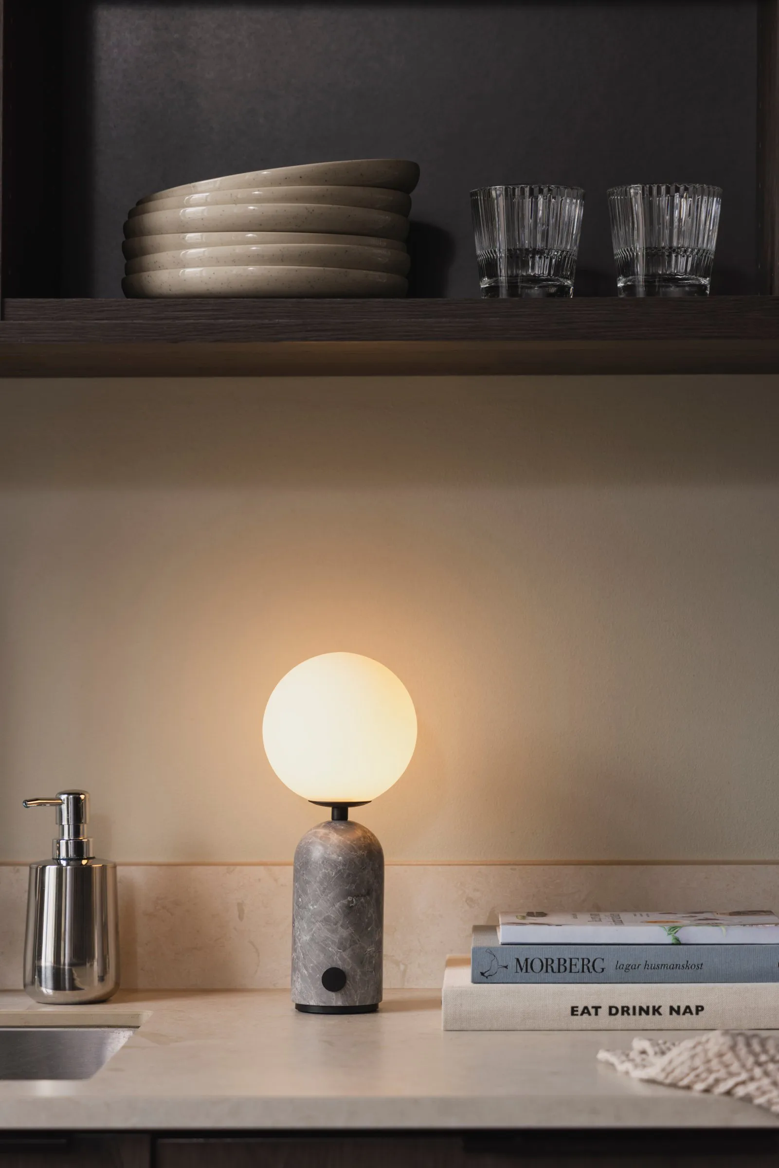 Lámpara de mesa Torrano portátil, Mármol gris Globen Lighting