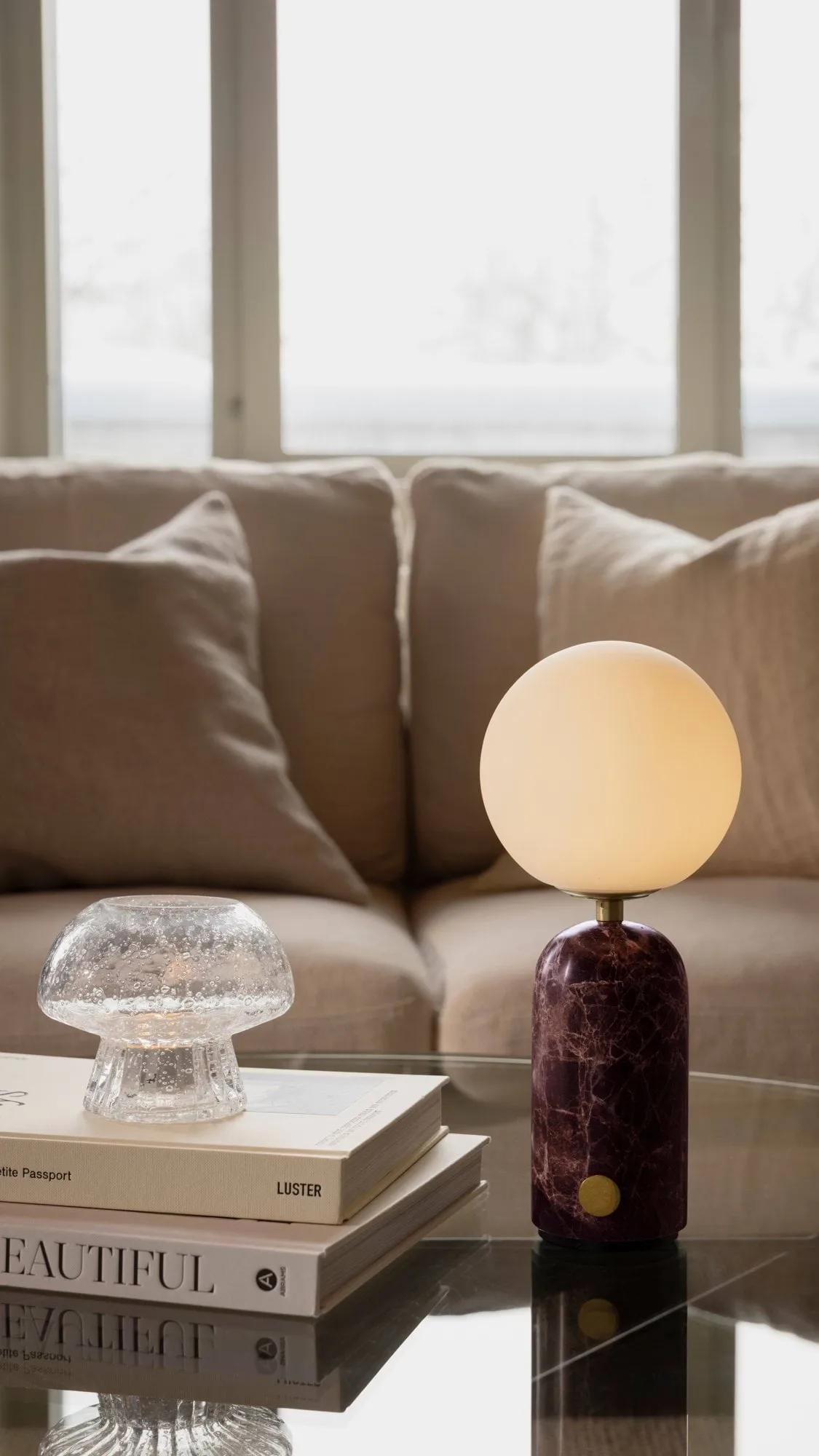 Lámpara de mesa Torrano portátil, Rosso levanto Globen Lighting