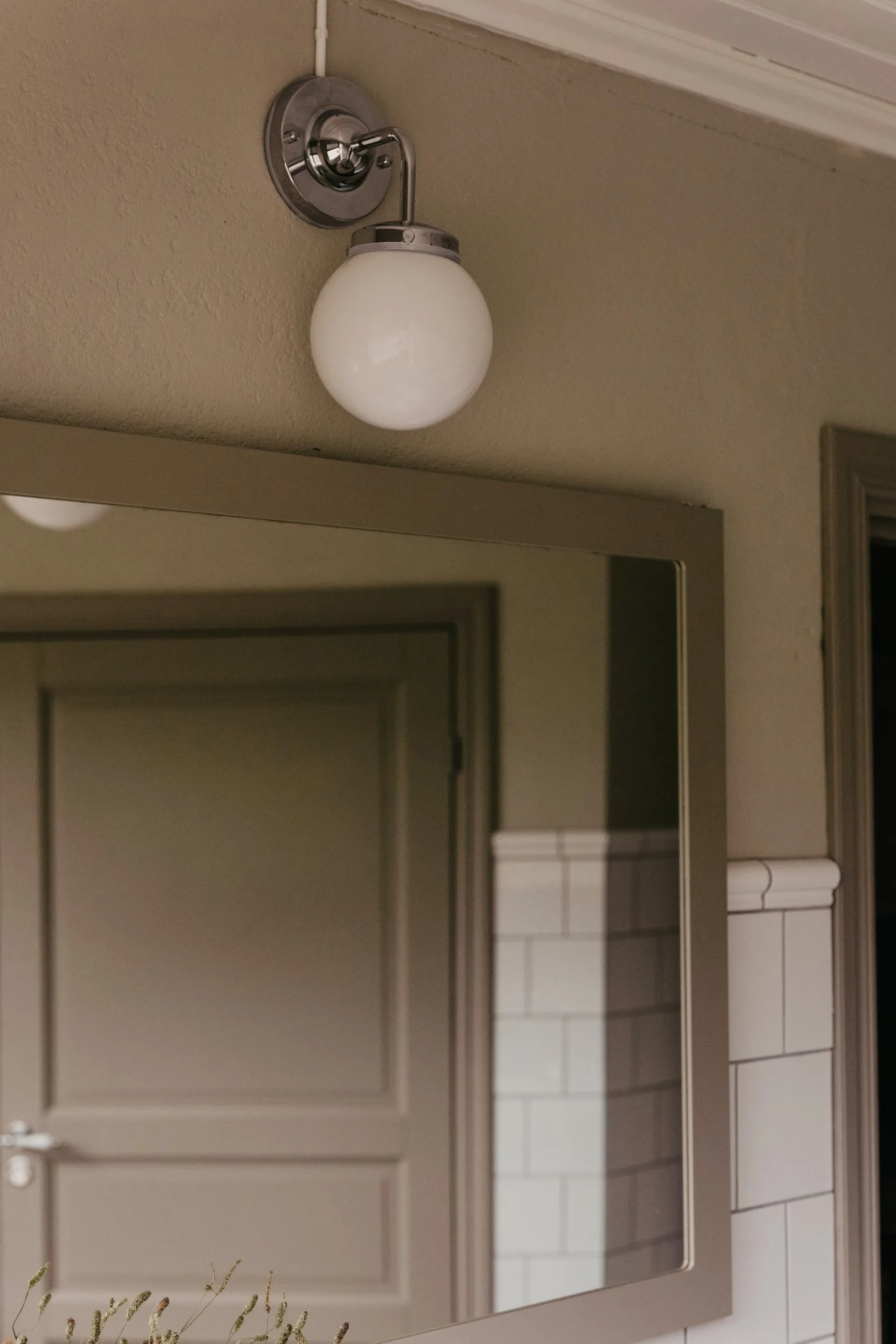 Lámpara de pared Alley 1 IP44, Cromo-blanco Globen Lighting