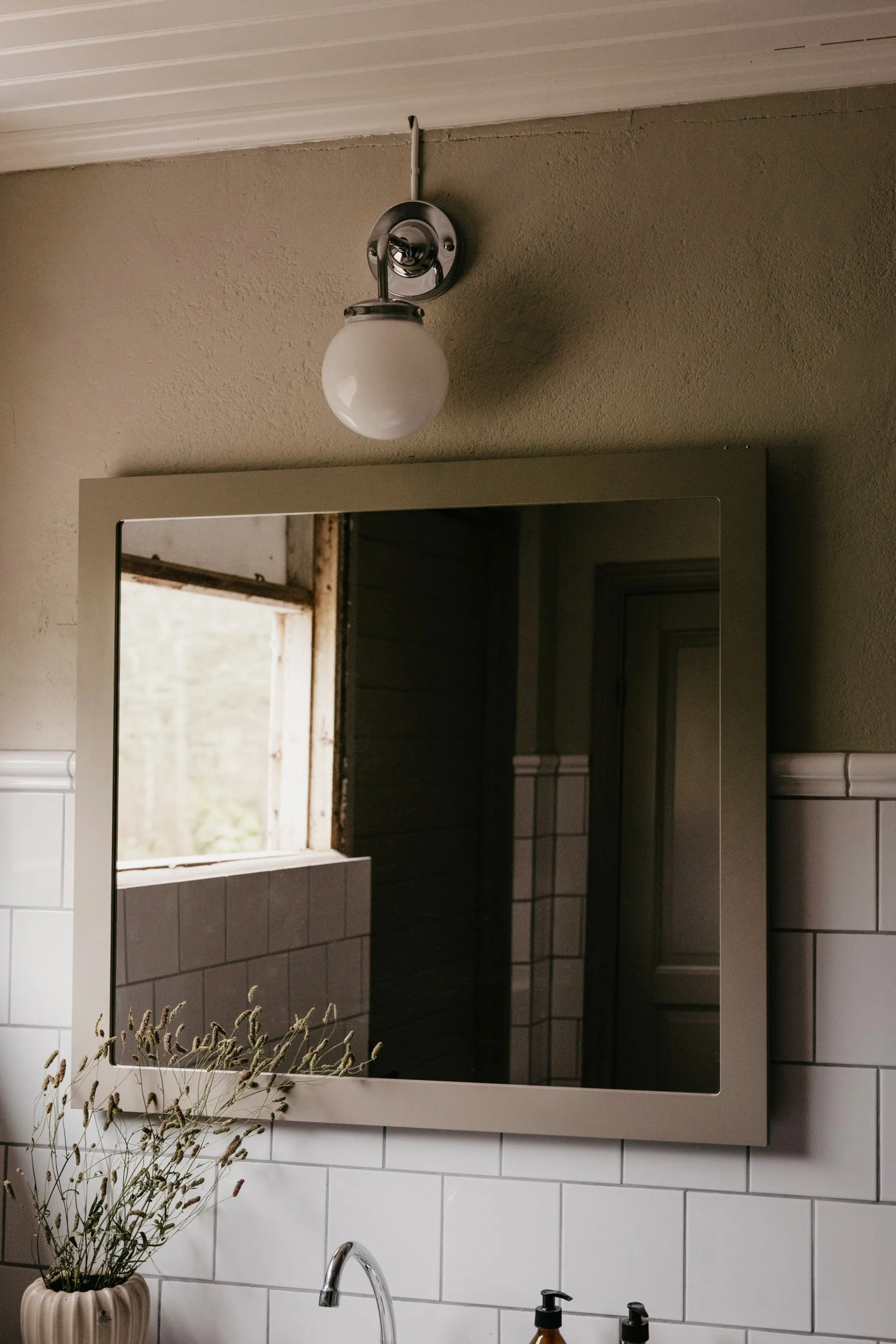 Lámpara de pared Alley 1 IP44, Cromo-blanco Globen Lighting