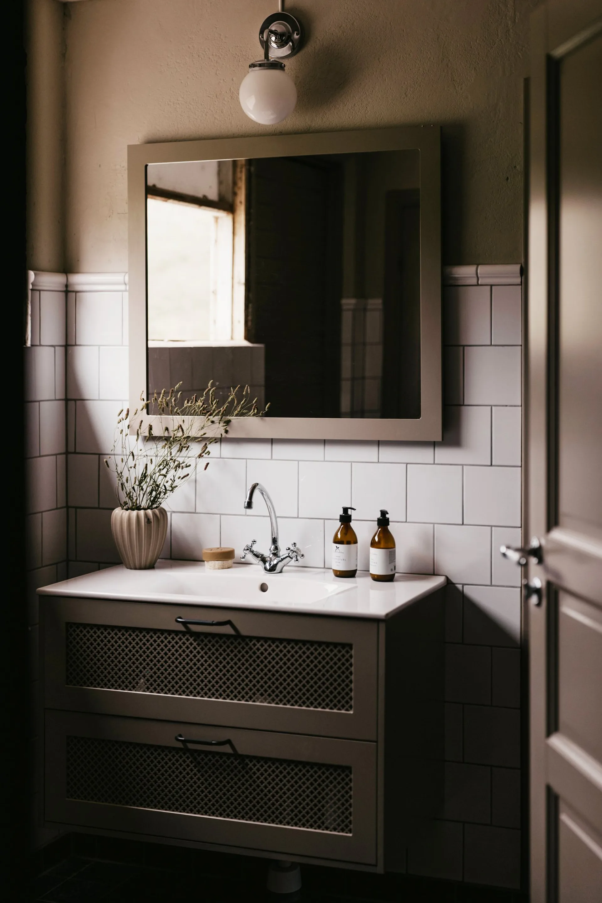 Lámpara de pared Alley 1 IP44, Cromo-blanco Globen Lighting