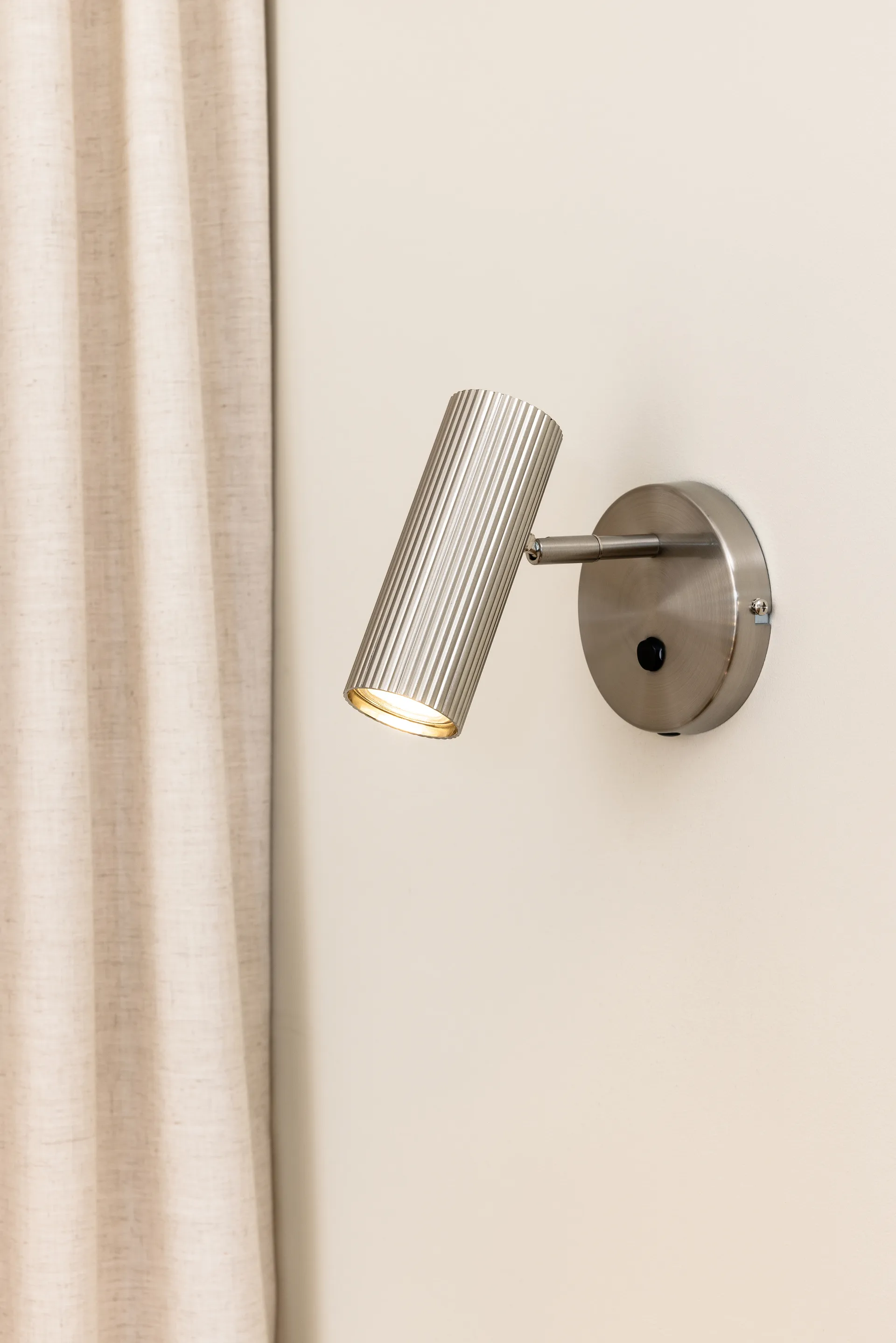 Lámpara de pared Hubble, Acero cepillado Globen Lighting