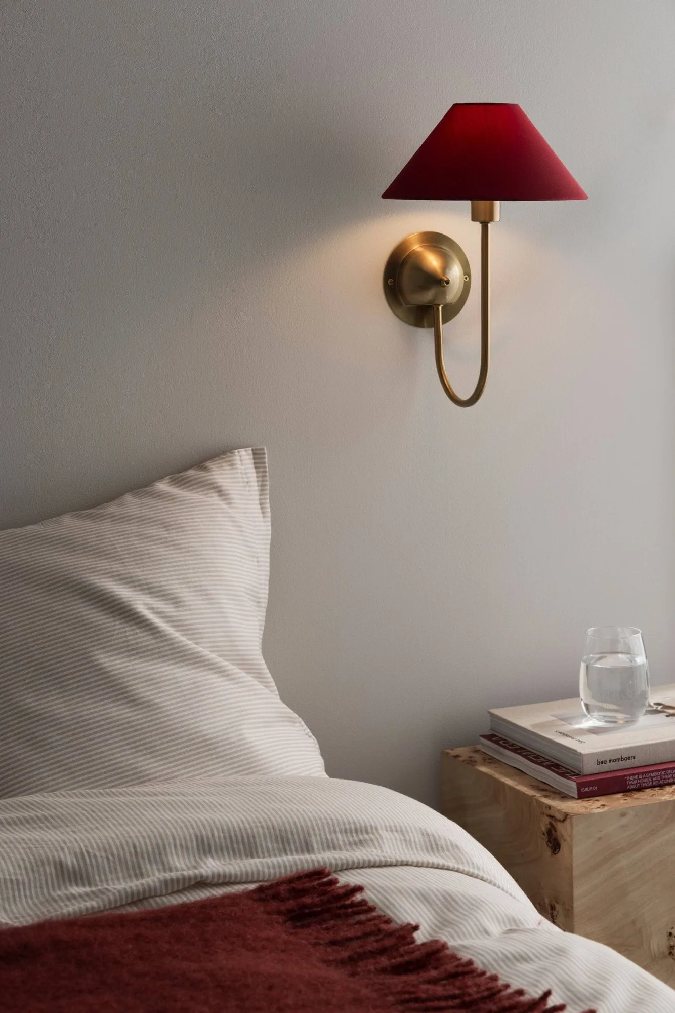 Lámpara de pared Iris, Burdeos Globen Lighting