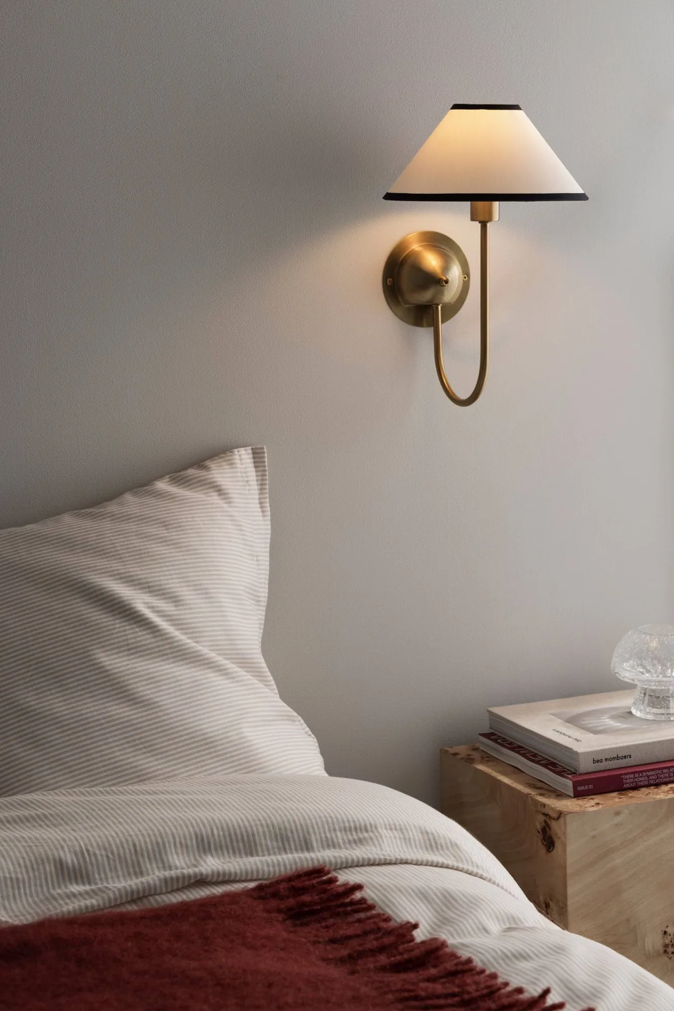 Lámpara de pared Iris, Creme-noir Globen Lighting