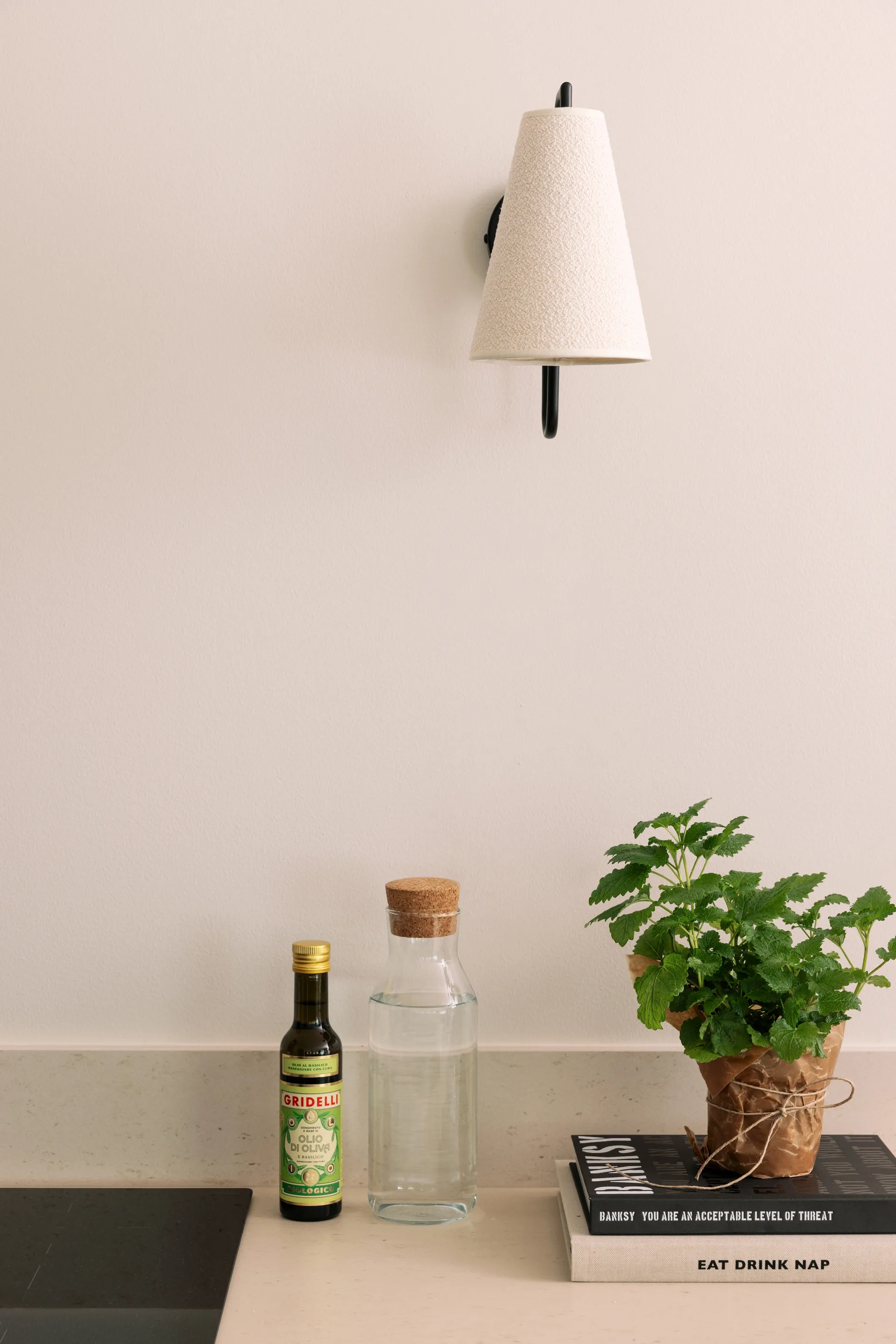 Lámpara de pared Lou, Bouclé blanco-negro Globen Lighting