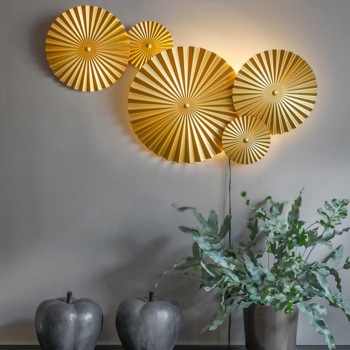 Lámpara de pared Omega, latón cepillado Globen Lighting