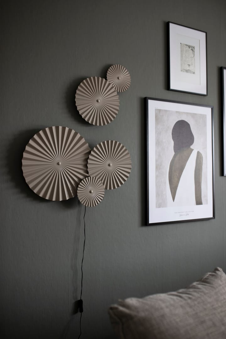 Lámpara de pared Omega, Mud Globen Lighting