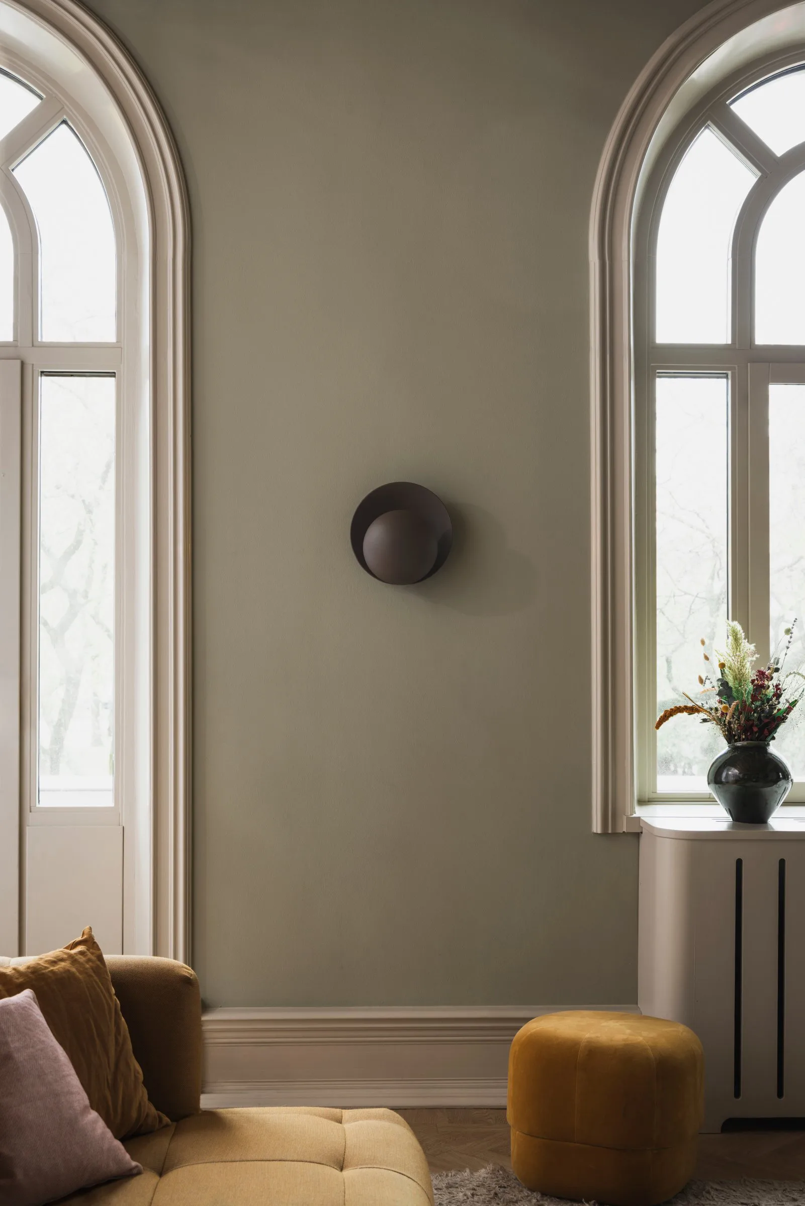 Lámpara de pared Orbit, Moca Globen Lighting