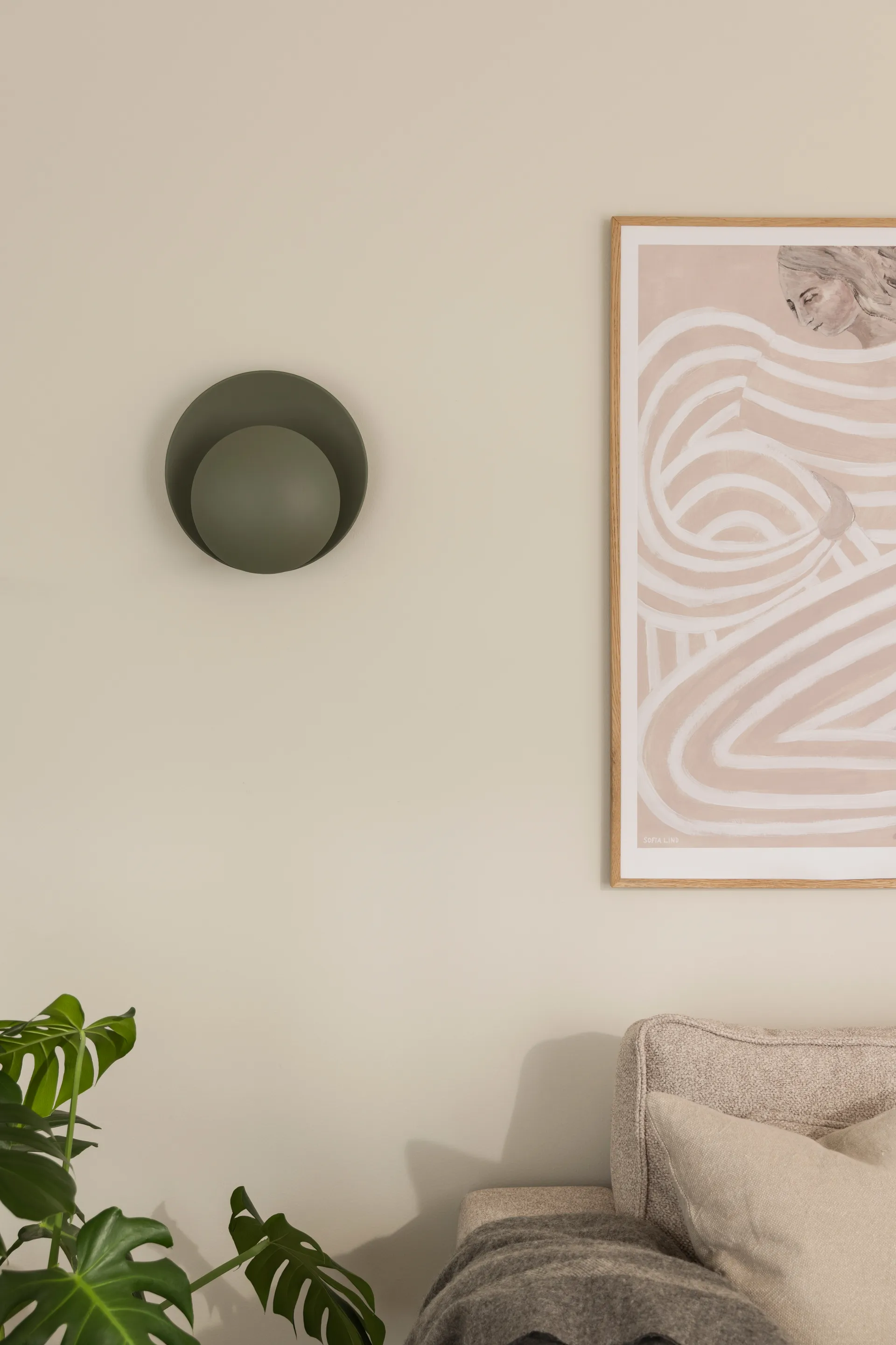 Lámpara de pared Orbit, Verde musgo Globen Lighting