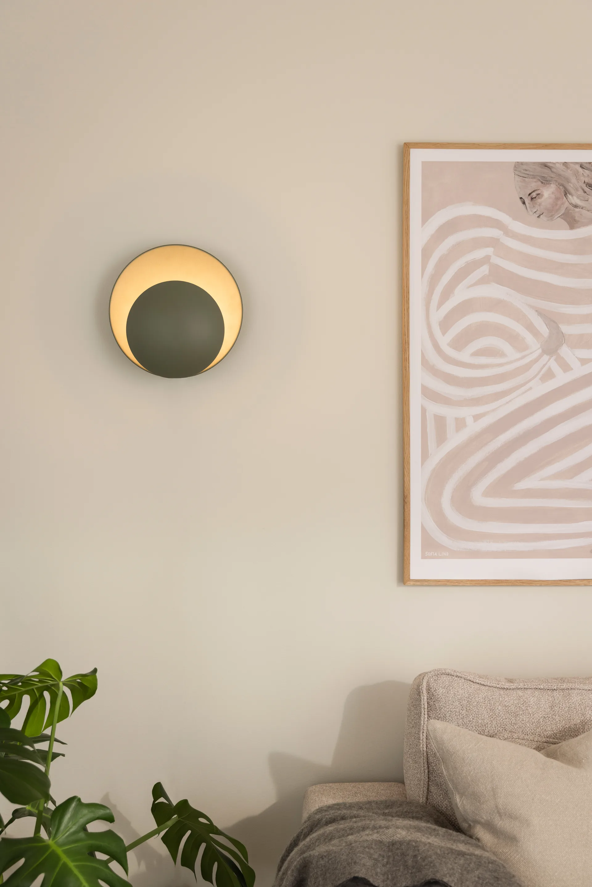 Lámpara de pared Orbit, Verde musgo Globen Lighting