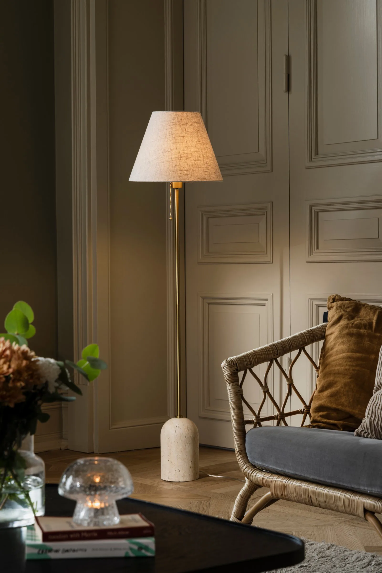 Lámpara de pie Gino , Travertino beige Globen Lighting