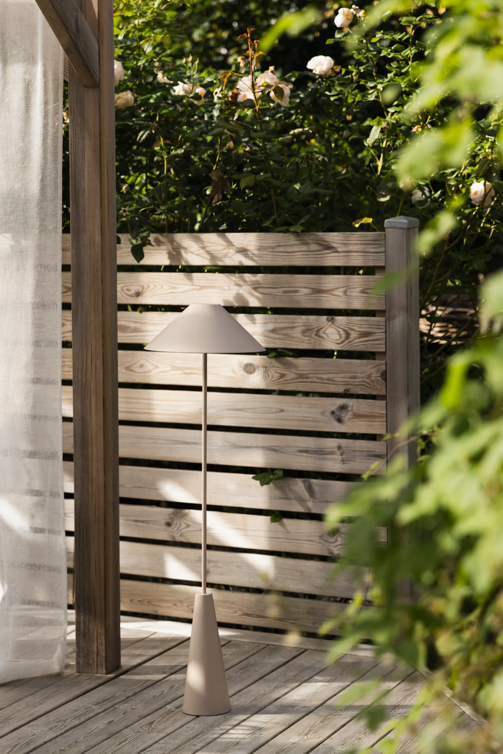 Lámpara de pie portátil Cannes, Barro Globen Lighting