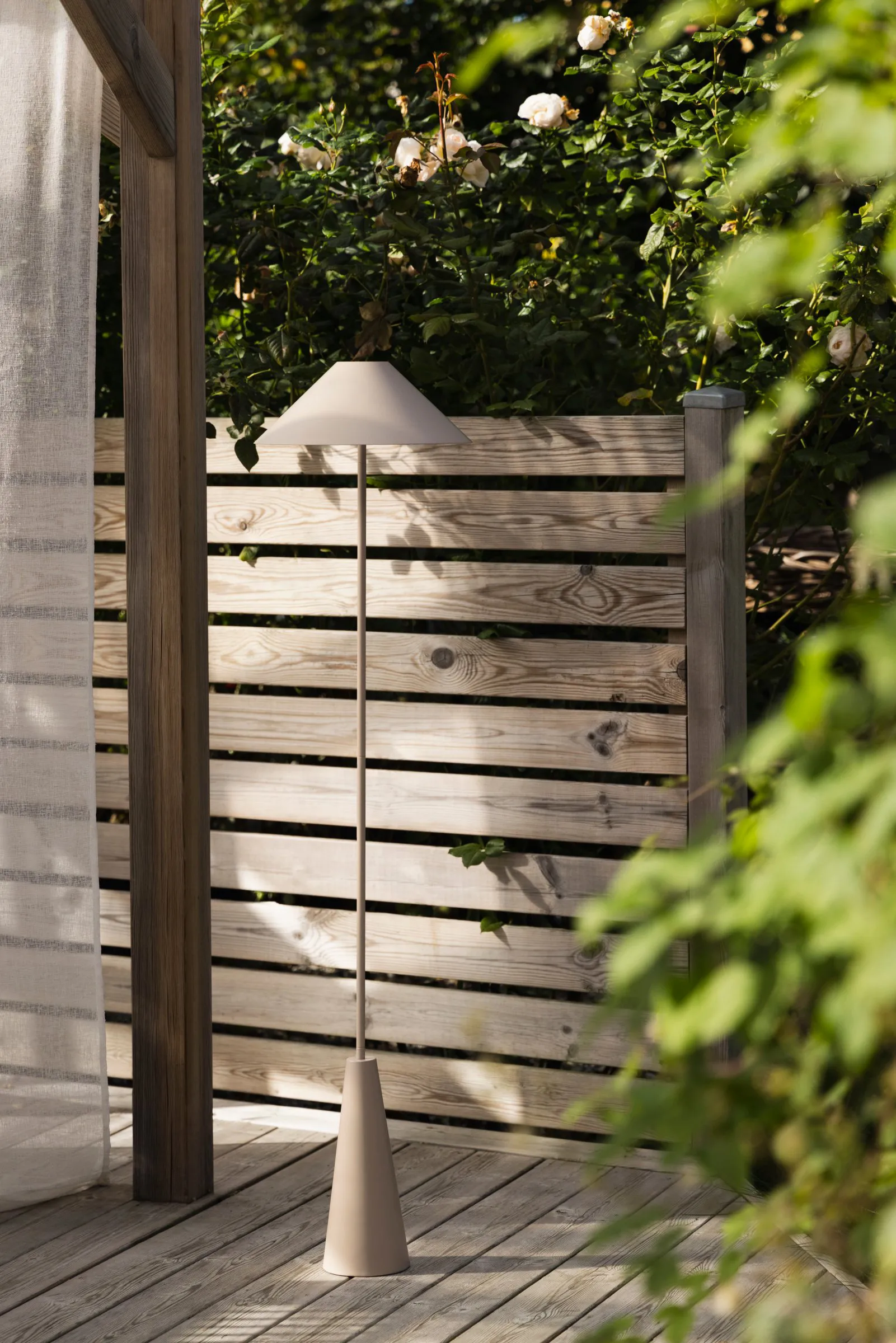 Lámpara de pie portátil Cannes, Barro Globen Lighting