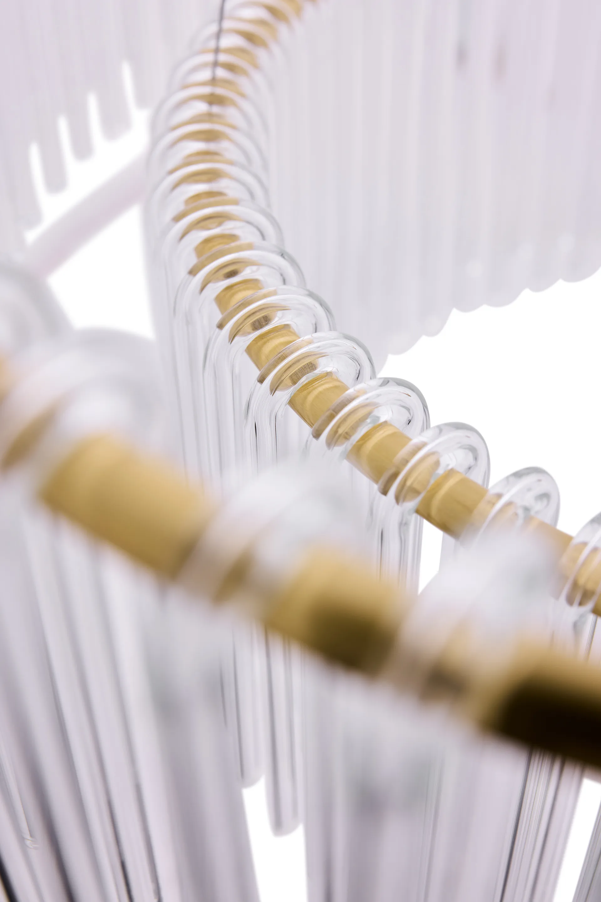 Lámpara de teco Hook 60, Latón cepillado claro Globen Lighting