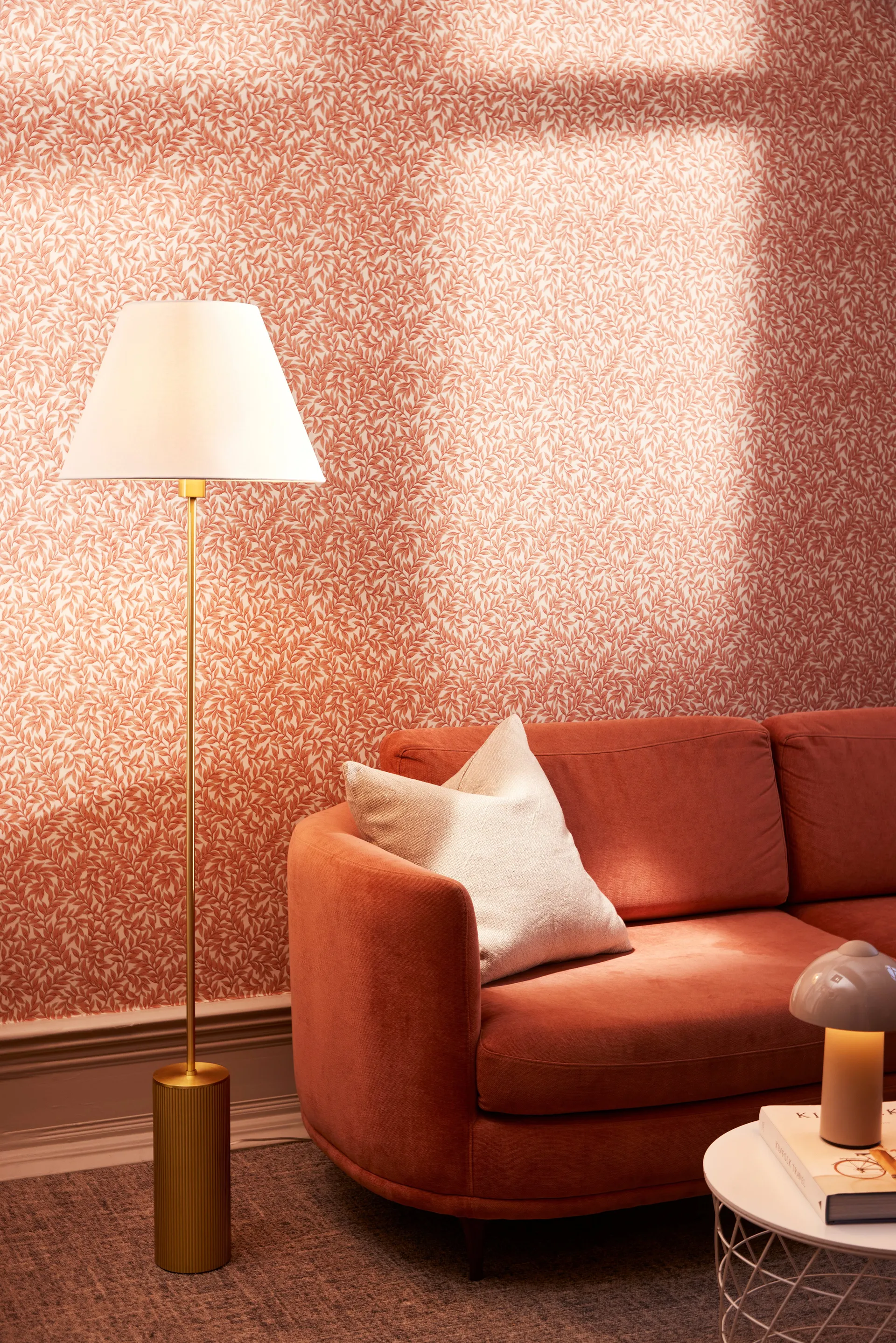 Pie de lámpara de suelo Rib, Latón cepillado Globen Lighting