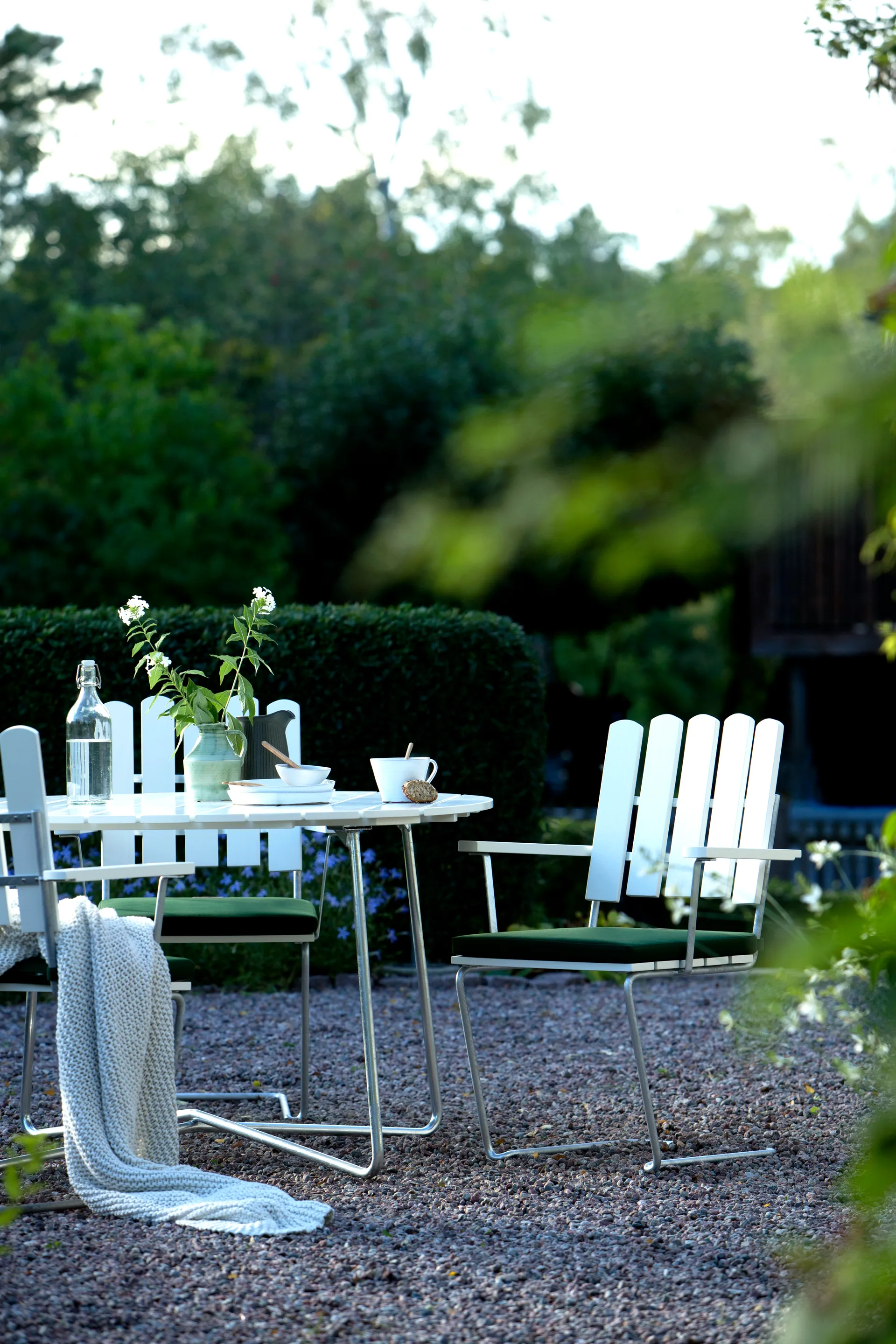 Conjunto de mesa y sillas Grythyttan blanco 9A Ø120cm + 5 A2 Grythyttan Stålmöbler