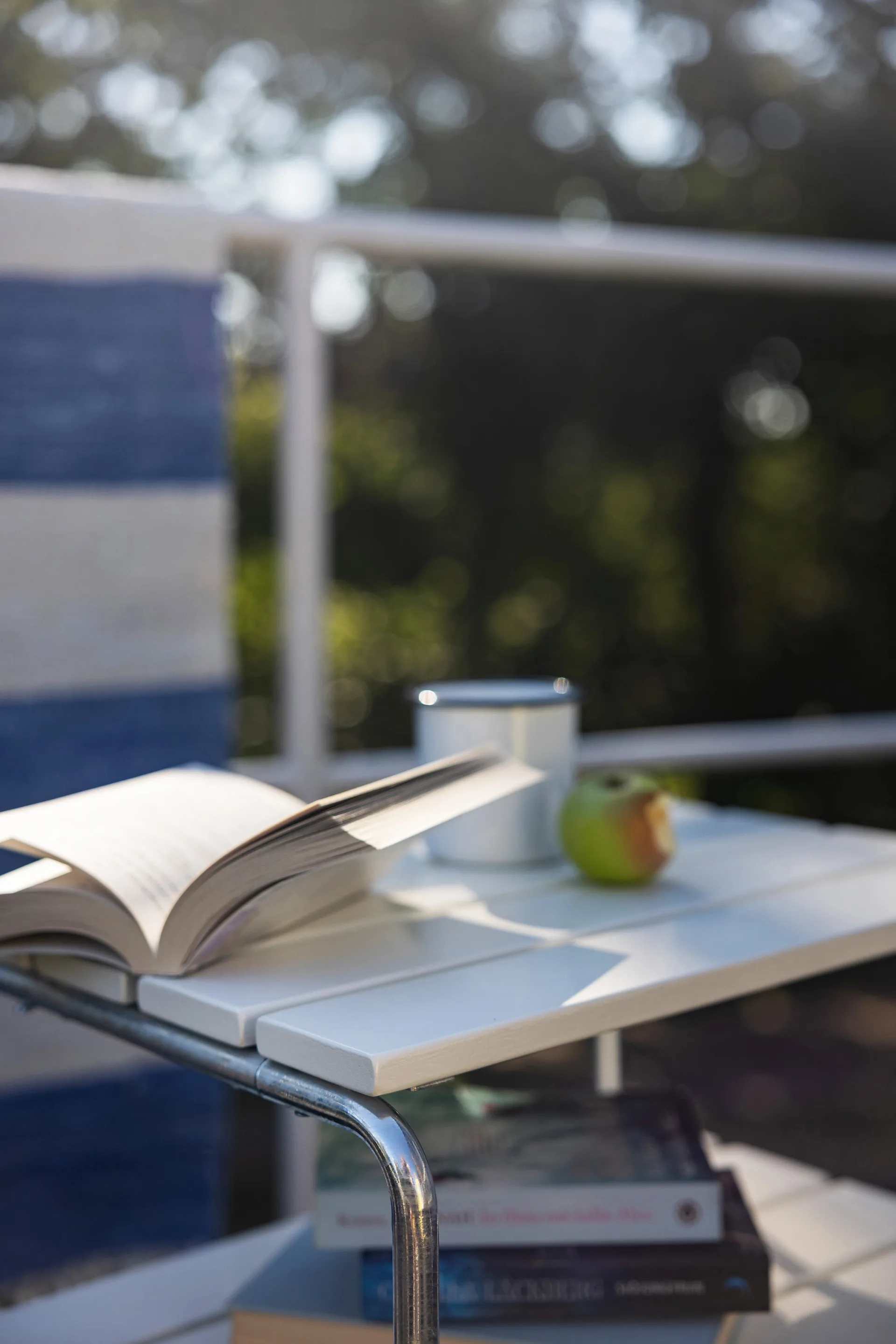 Mesa auxiliar Grythyttan, Roble lacado blanco-estructura galvanizada en caliente Grythyttan Stålmöbler