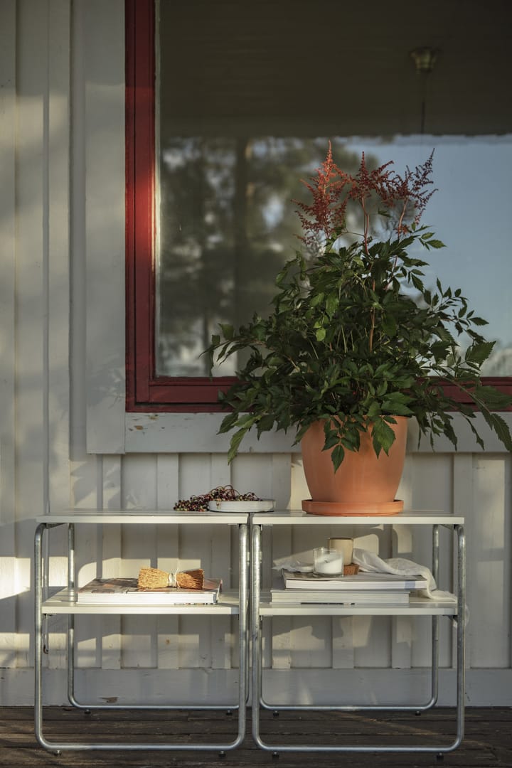 Mesa auxiliar Grythyttan, Roble lacado blanco-estructura galvanizada en caliente Grythyttan Stålmöbler