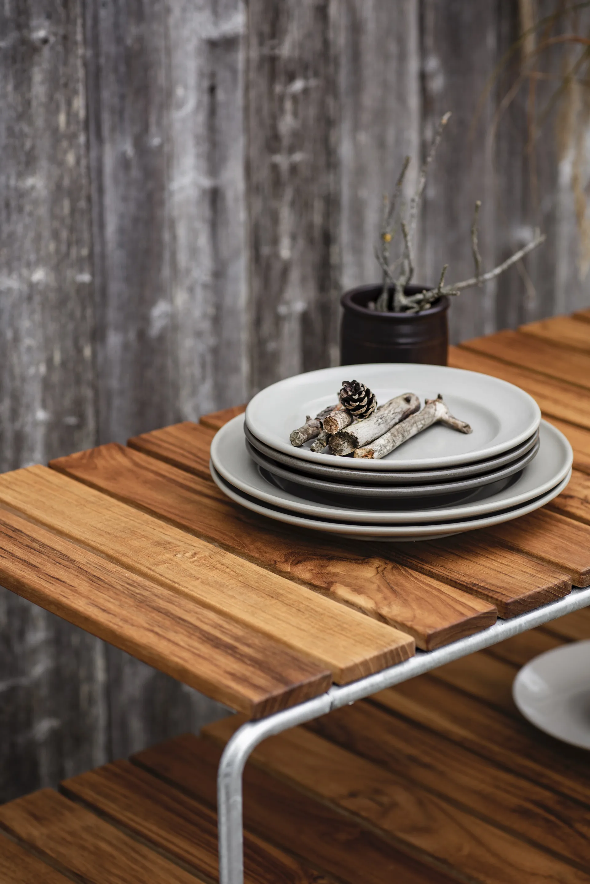 Mesa auxiliar Grythyttan, Teca-estructura galvanizada en caliente Grythyttan Stålmöbler