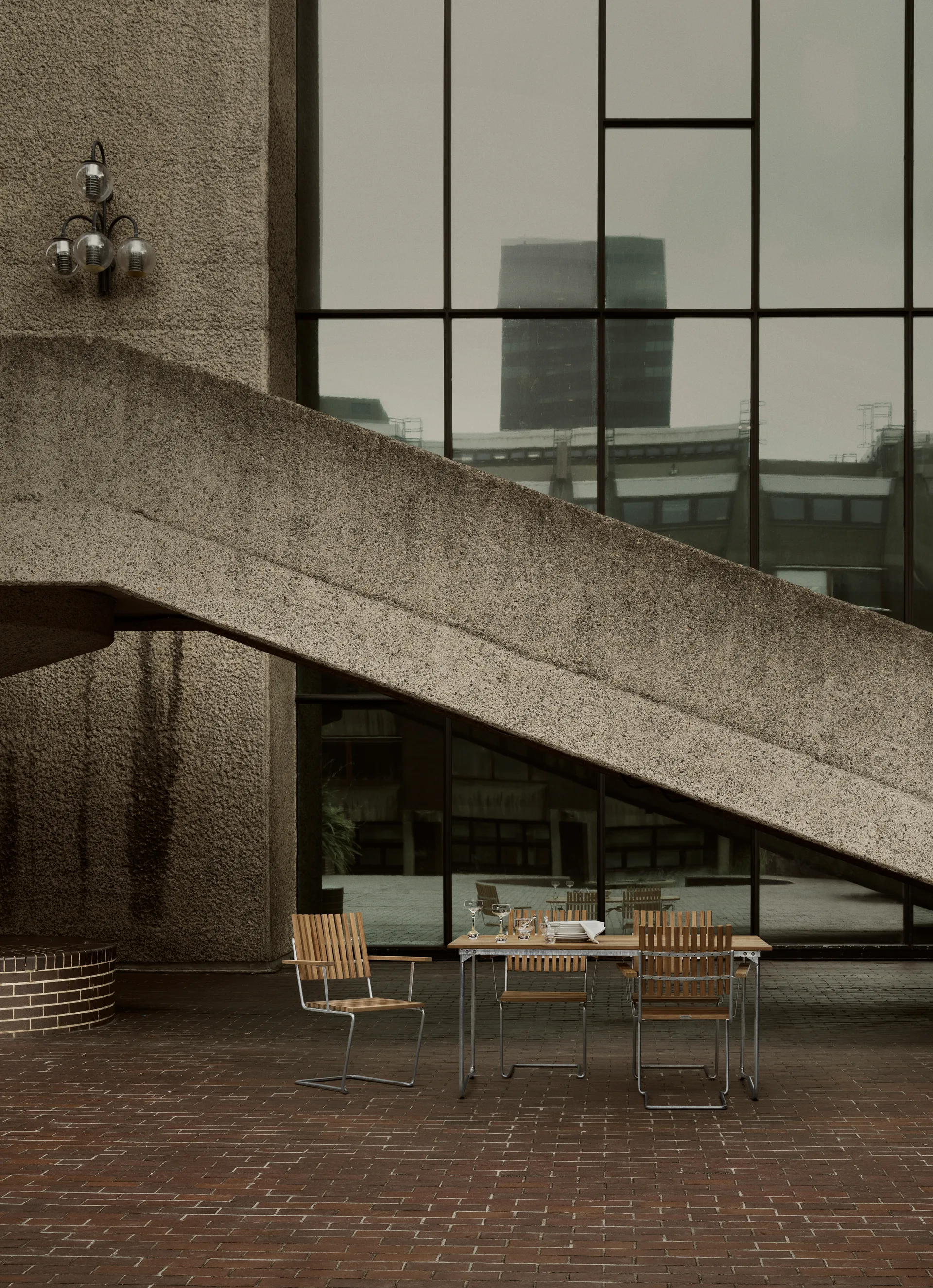 Mesa Bovik, Teca con estructura de acero negra, 150x92 cm Grythyttan Stålmöbler