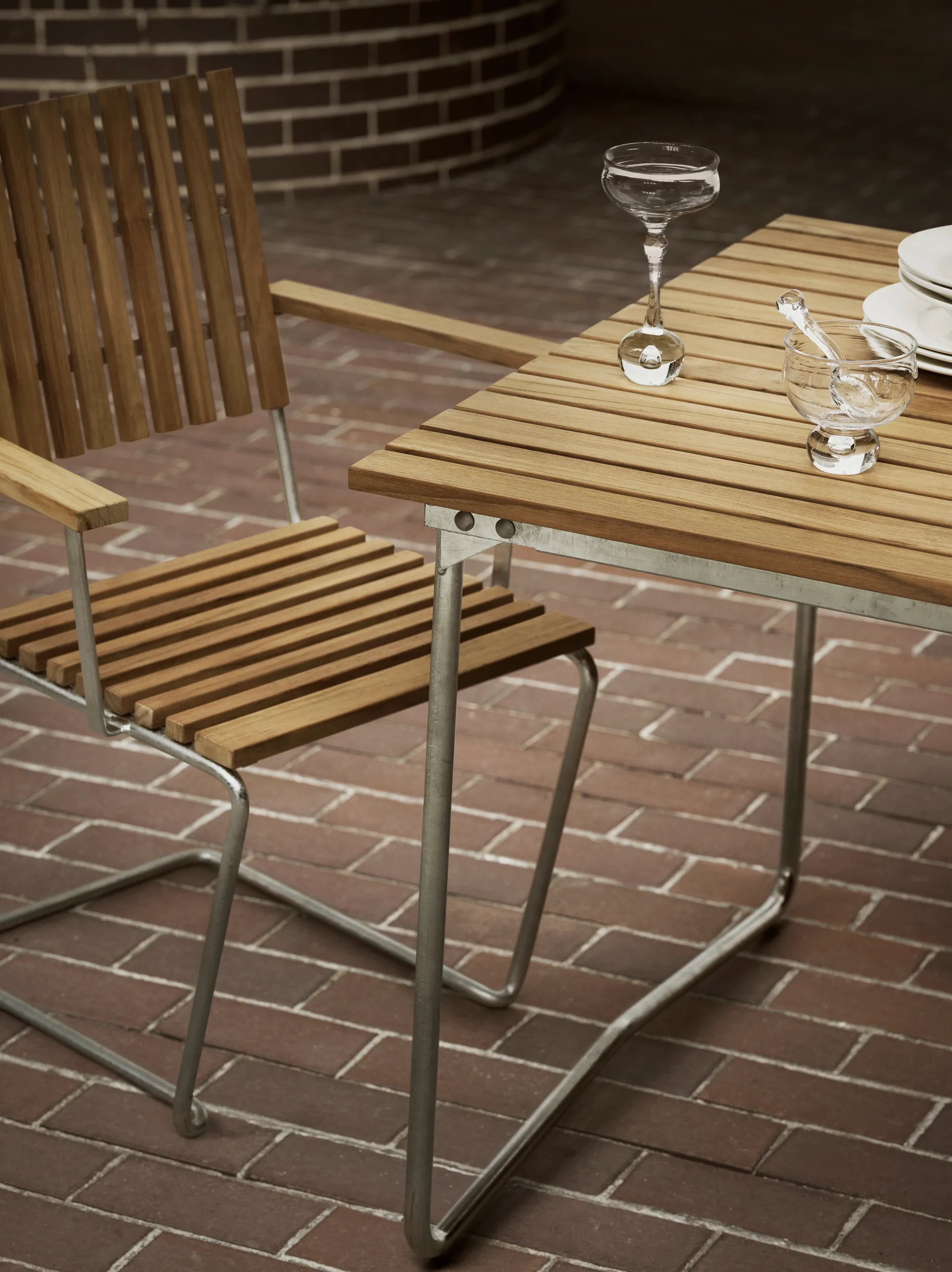 Mesa Bovik, Teca con estructura de acero negra, 150x92 cm Grythyttan Stålmöbler
