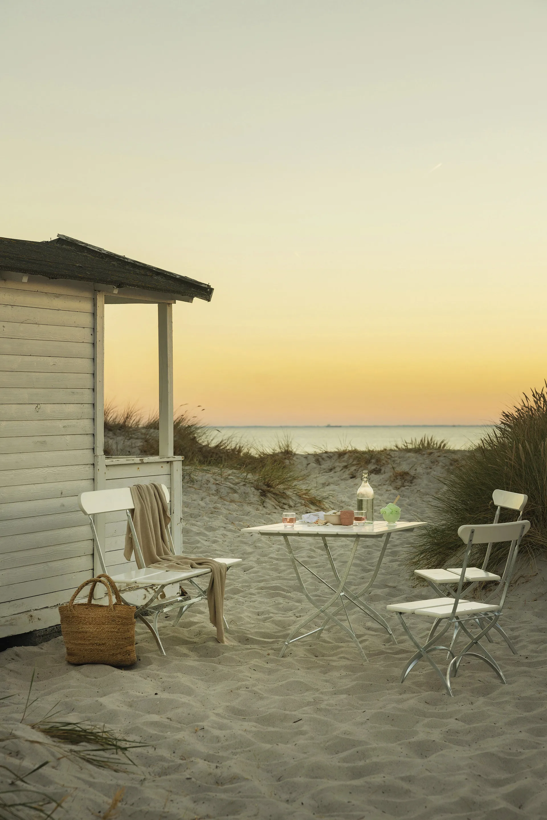 Mesa Bryggeri, Roble lacado blanco-galvanizado en caliente Grythyttan Stålmöbler