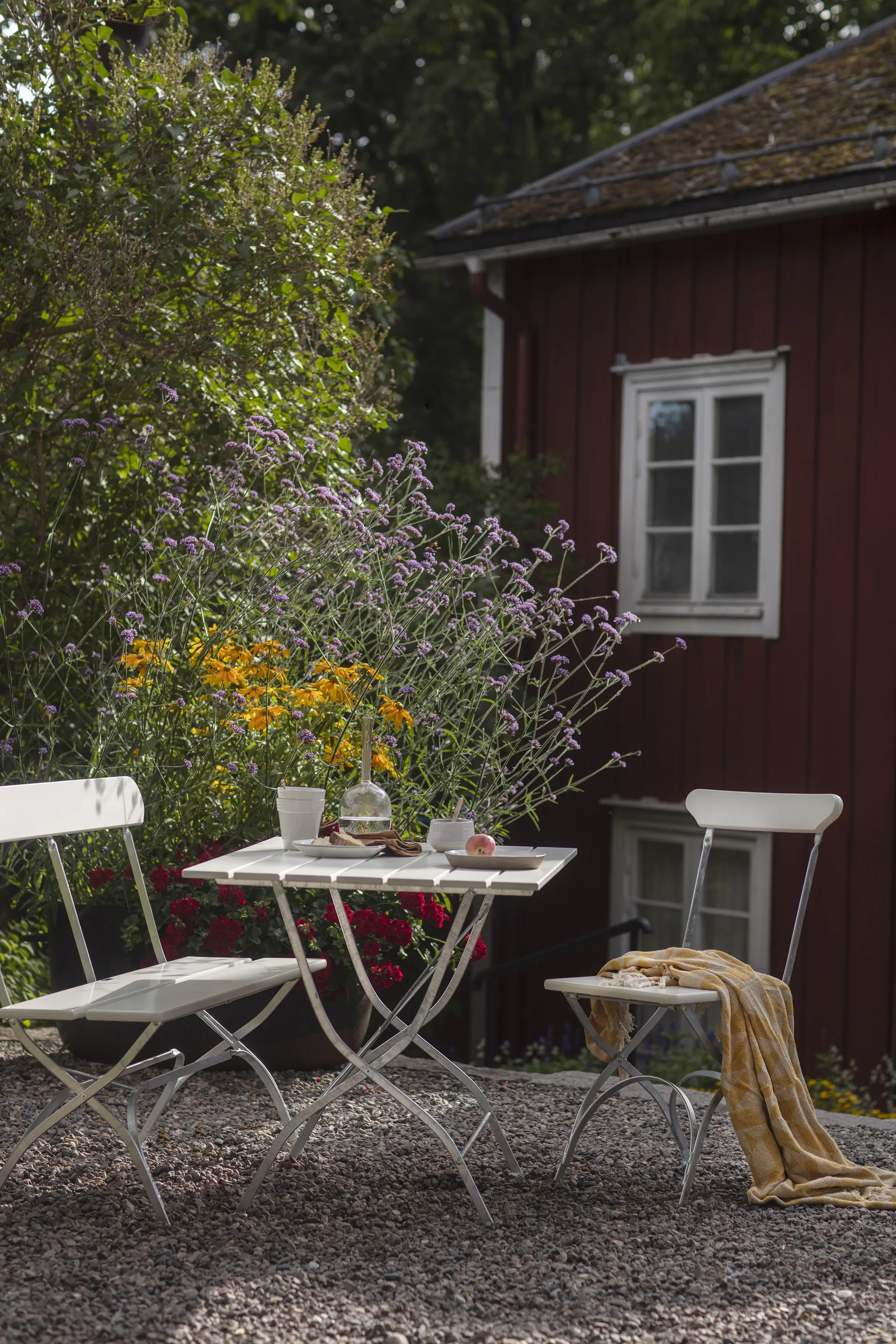 Mesa Bryggeri, Roble lacado blanco-galvanizado en caliente Grythyttan Stålmöbler