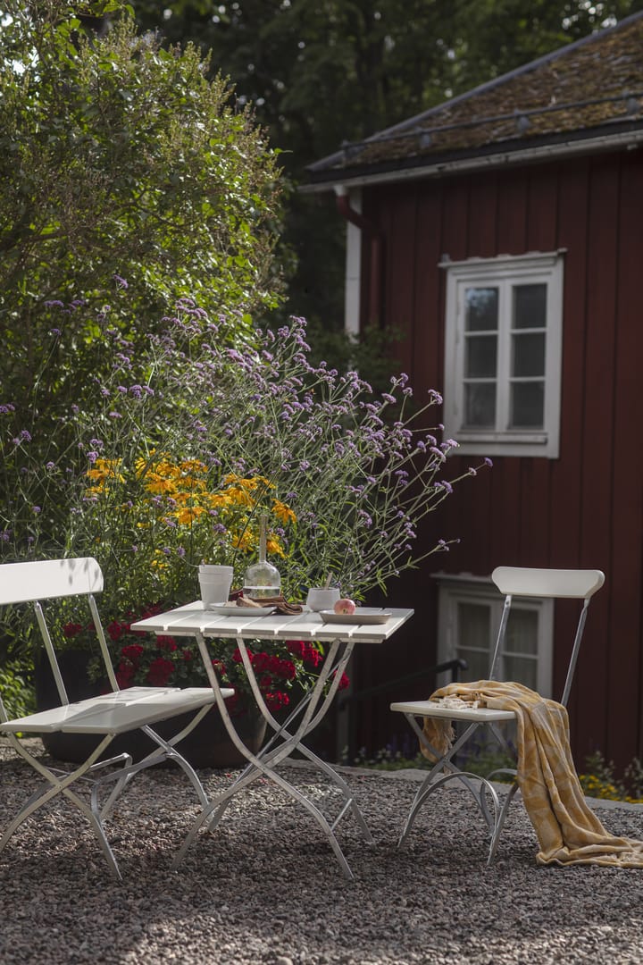 Mesa Bryggeri, Roble lacado blanco-galvanizado en caliente Grythyttan Stålmöbler