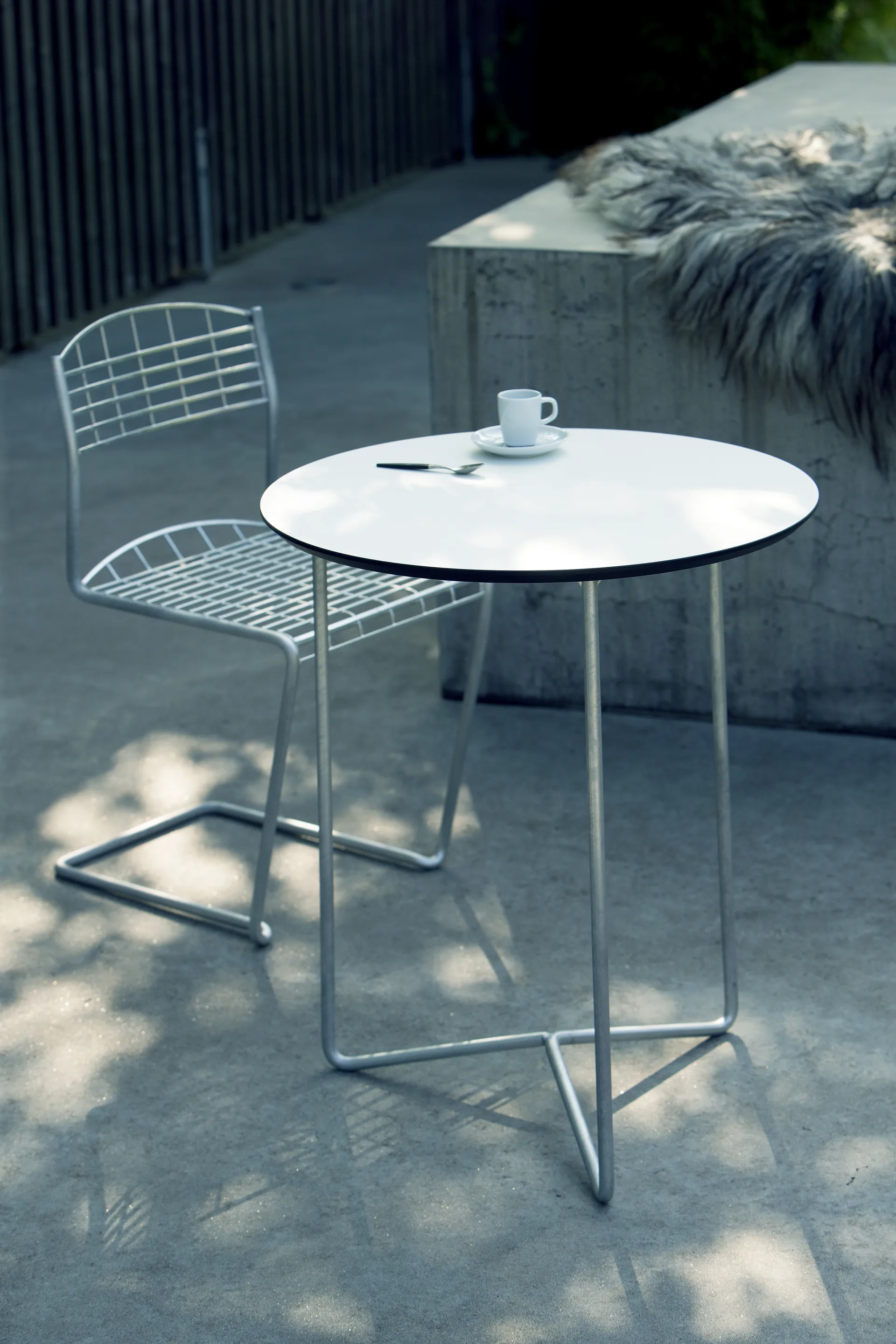 Mesa High Tech ø60 cm, Blanco-estructura galvanizada en caliente Grythyttan Stålmöbler